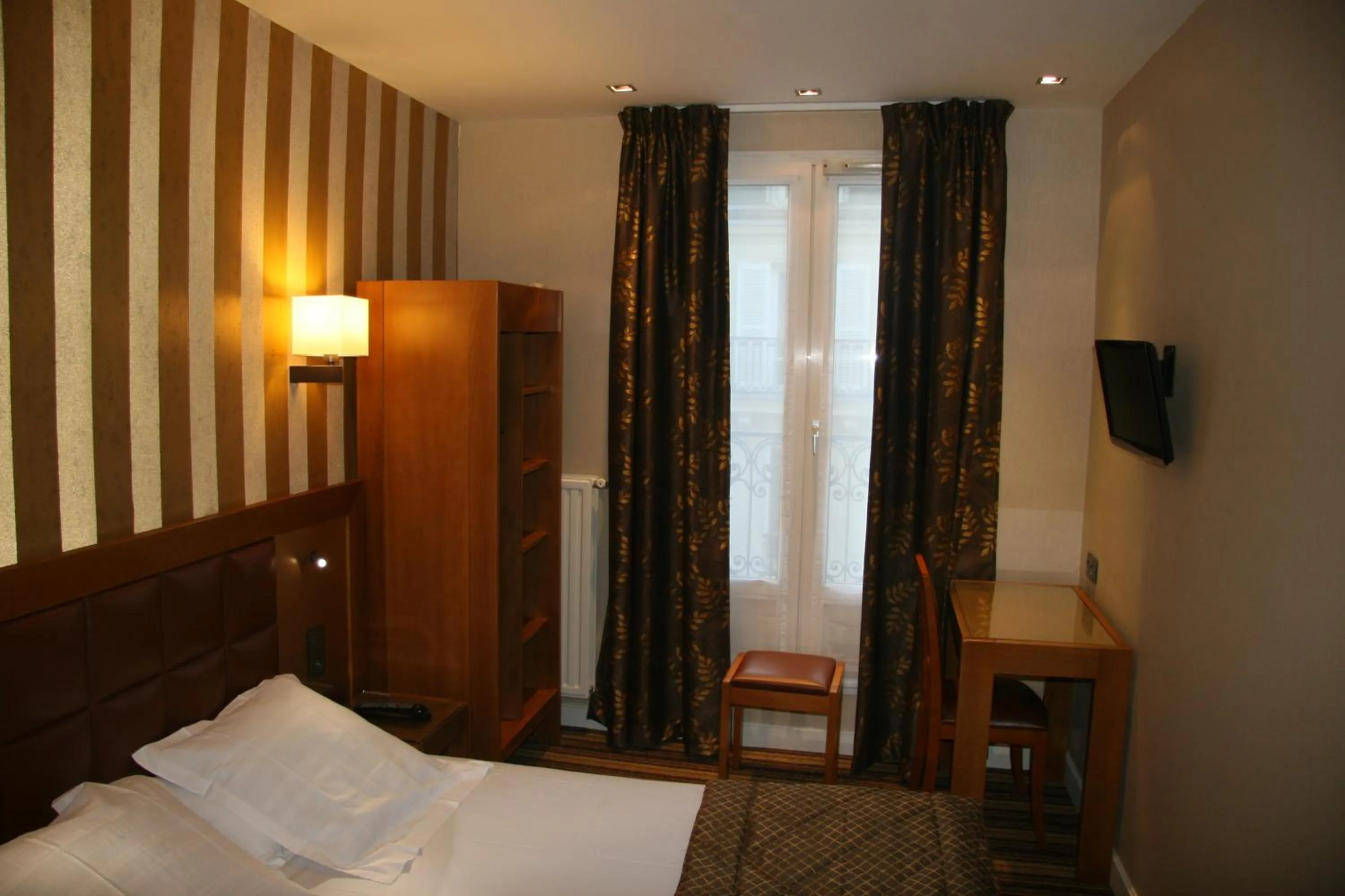 Photo of the whole room, Bed in Hotel Bellevue Saint-Lazare
