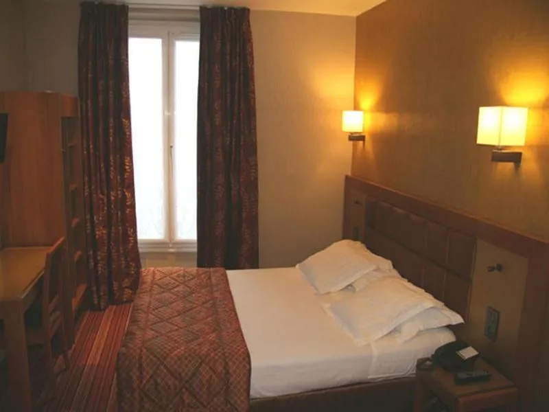 Photo of the whole room, Bed in Hotel Bellevue Saint-Lazare