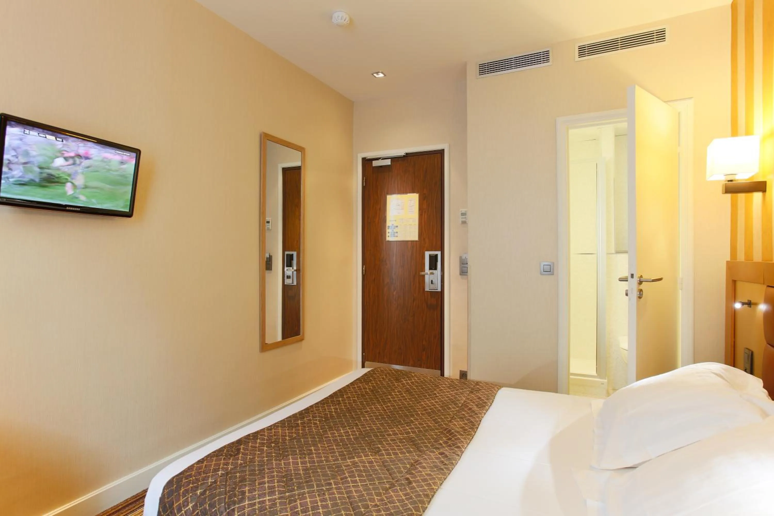 Bedroom, Bed in Hotel Bellevue Saint-Lazare