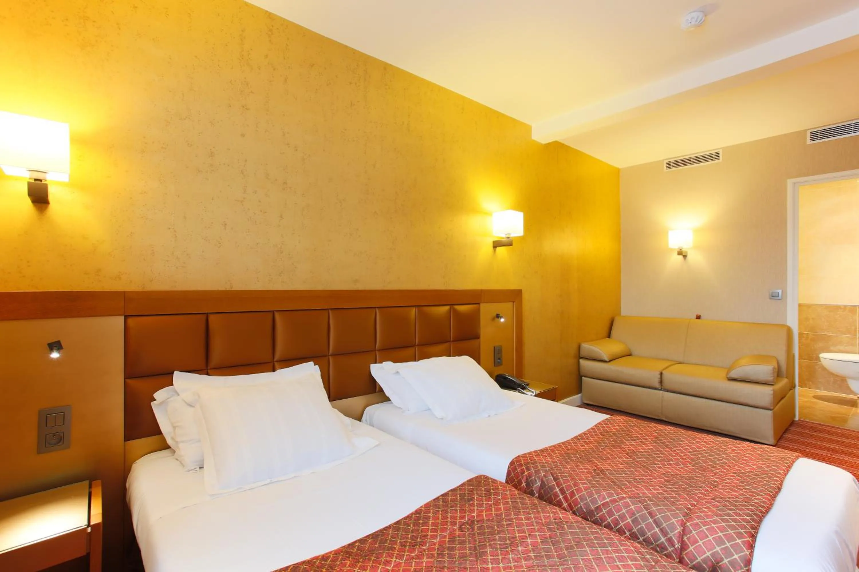 Photo of the whole room, Bed in Hotel Bellevue Saint-Lazare