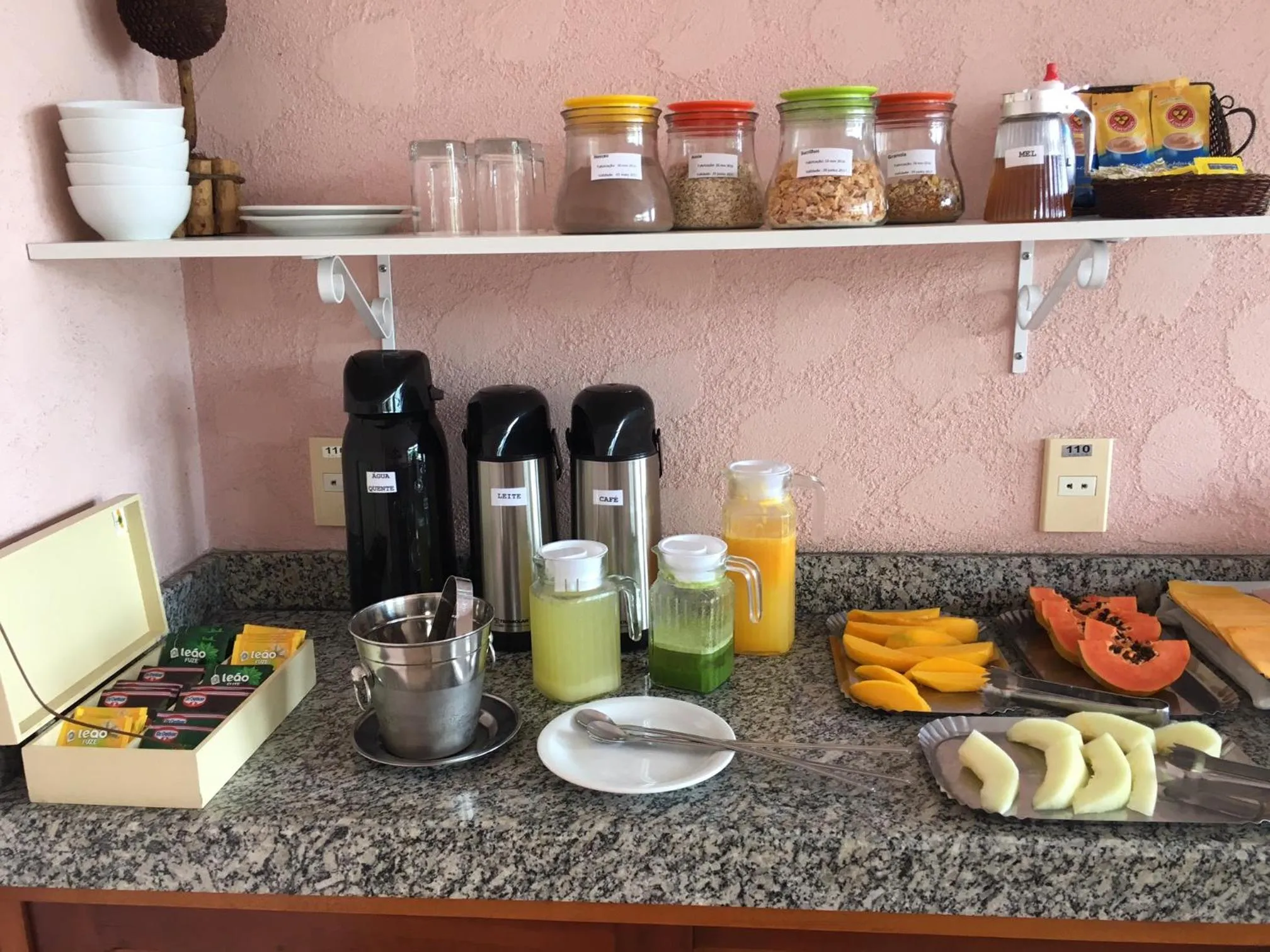 Buffet breakfast in Pousada Irmãos do Mar