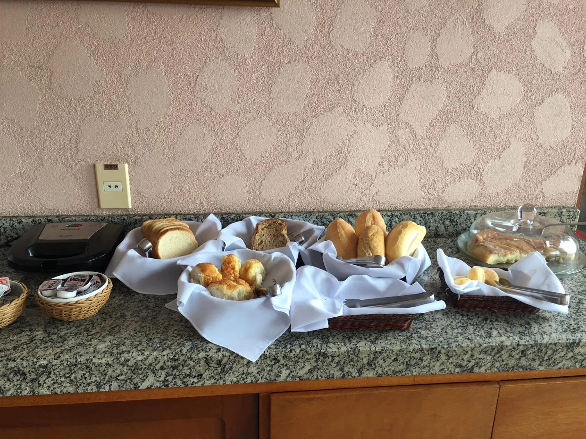 Buffet breakfast in Pousada Irmãos do Mar