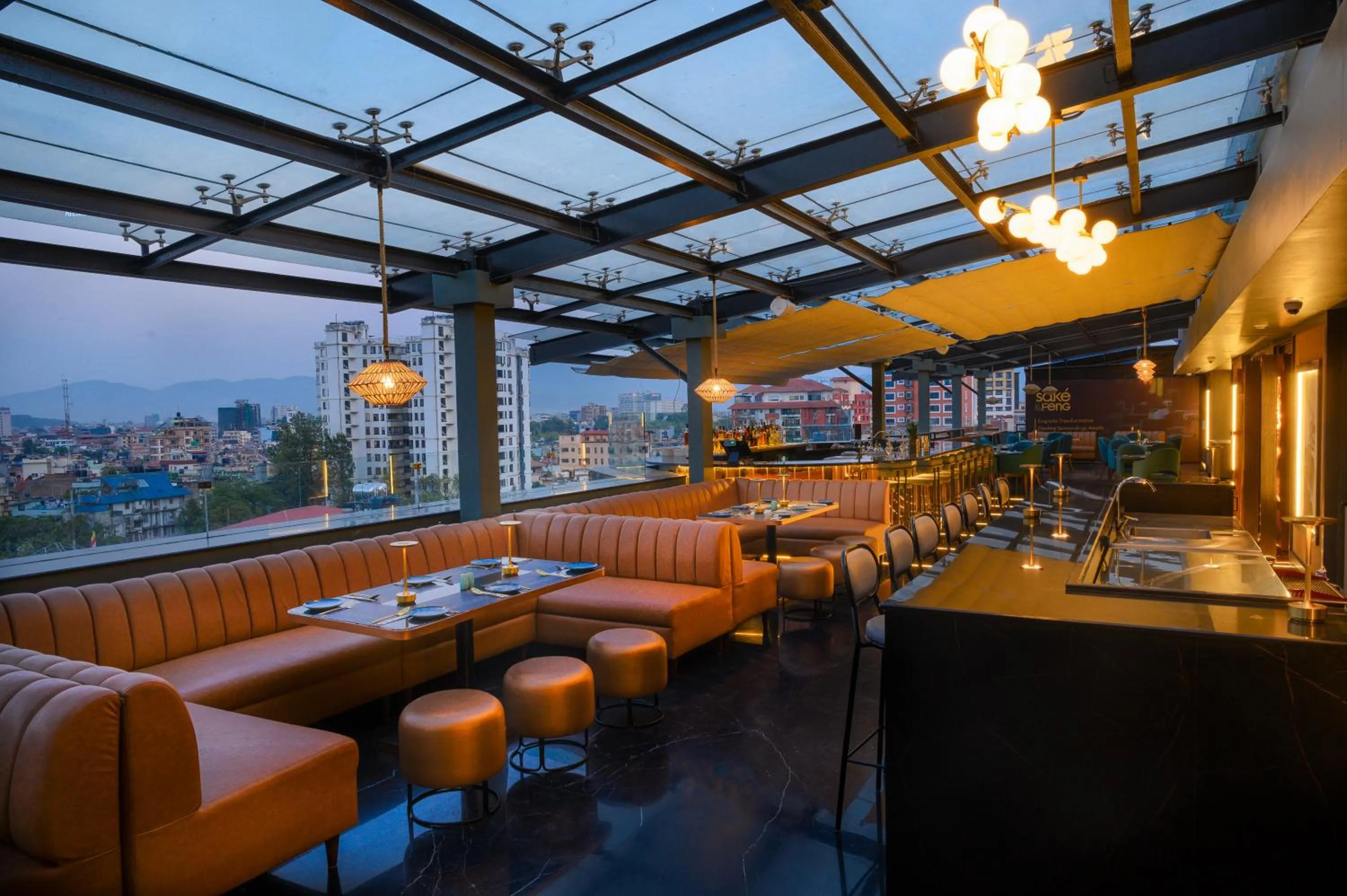 Restaurant/places to eat in Hotel Le Himalaya