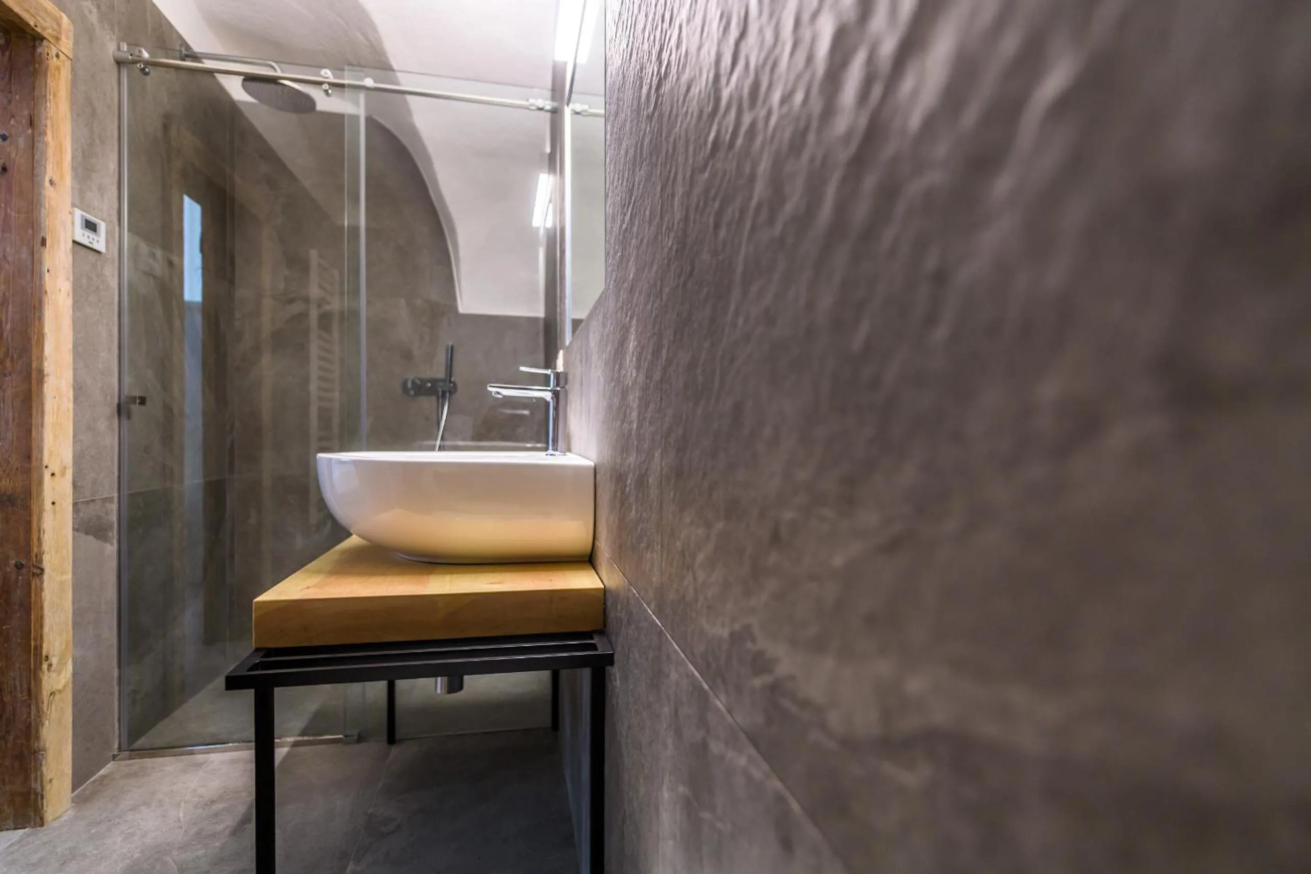 Shower in Casa Kaki - Eco friendly Apartments with Parking & Private Courtyard