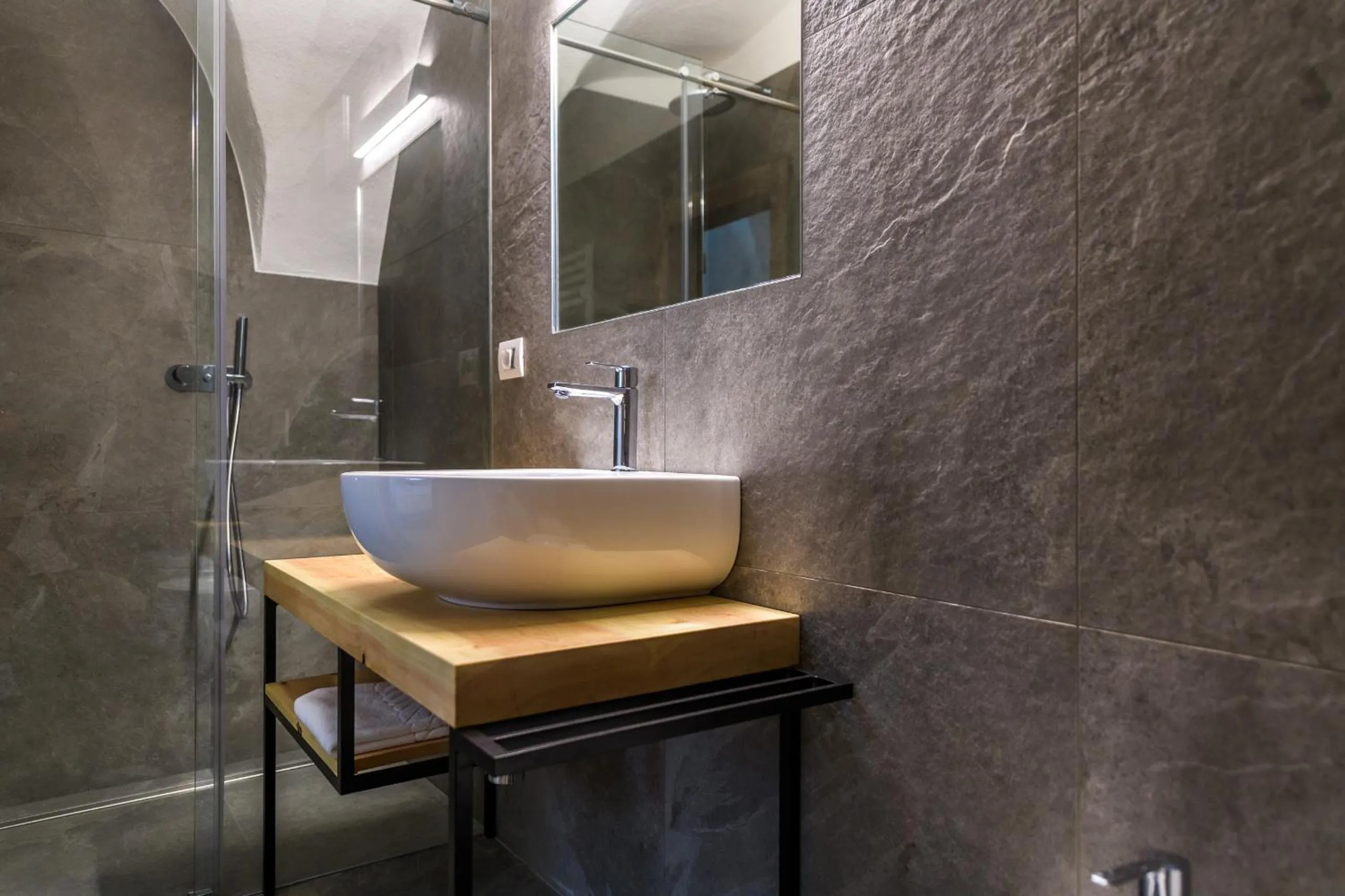 Shower in Casa Kaki - Eco friendly Apartments with Parking & Private Courtyard