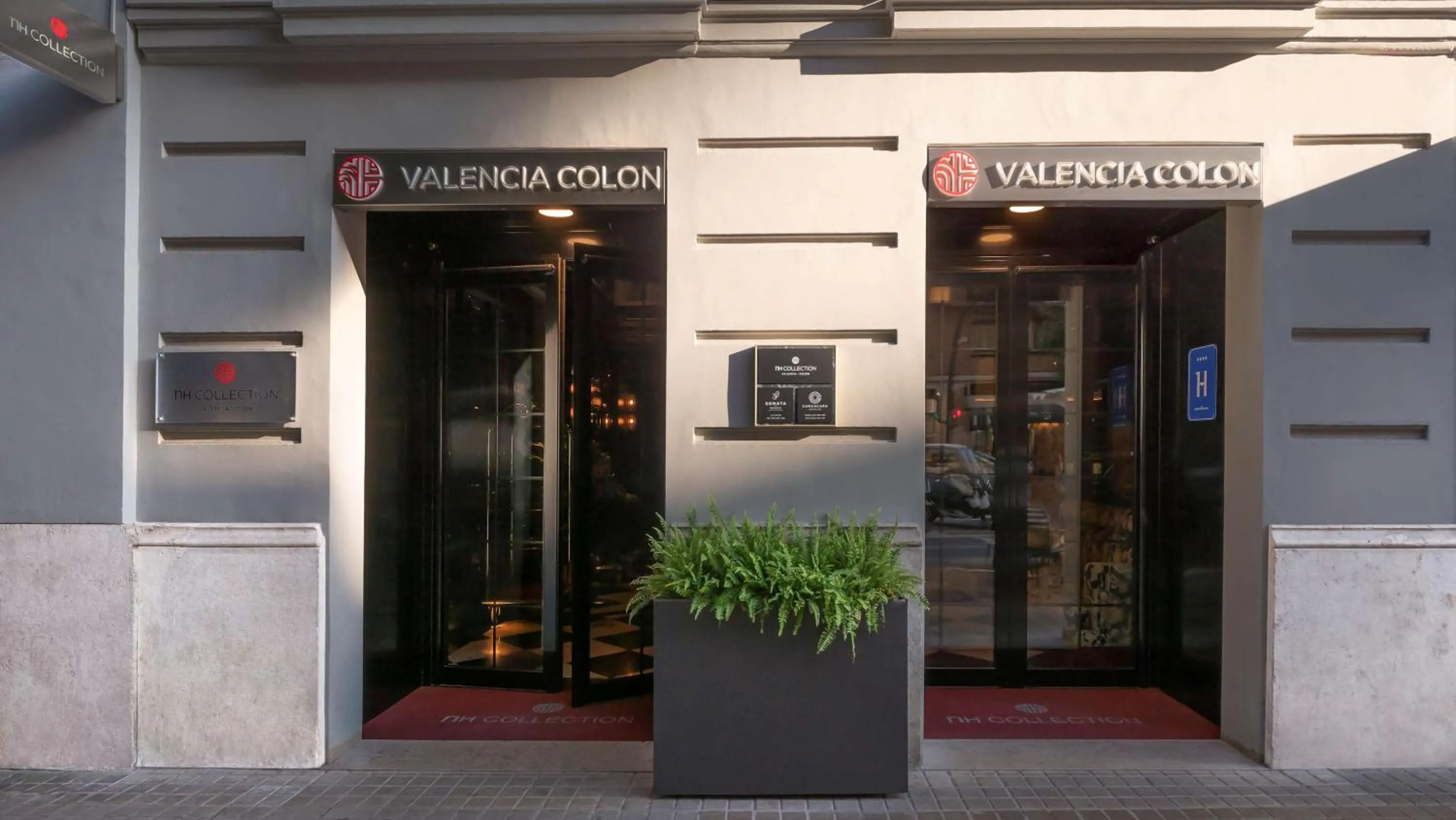 Property building in NH Collection Colón Valencia