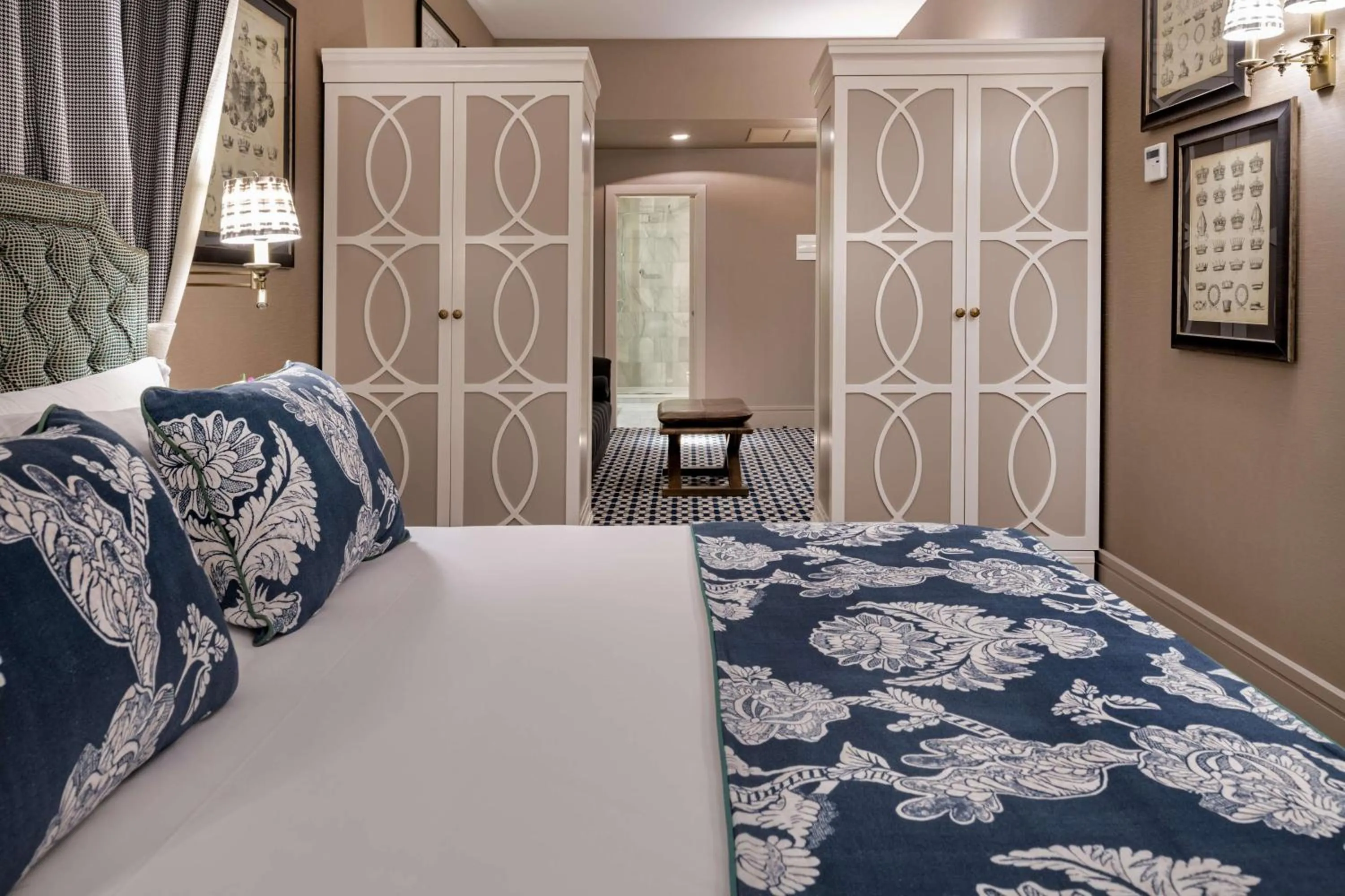 Photo of the whole room, Bed in NH Collection Colón Valencia