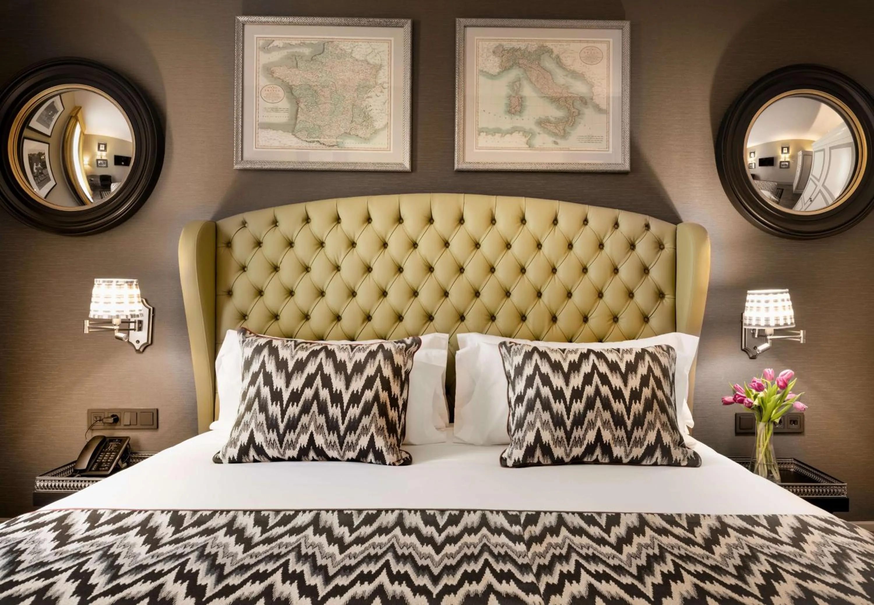 Photo of the whole room, Bed in NH Collection Colón Valencia