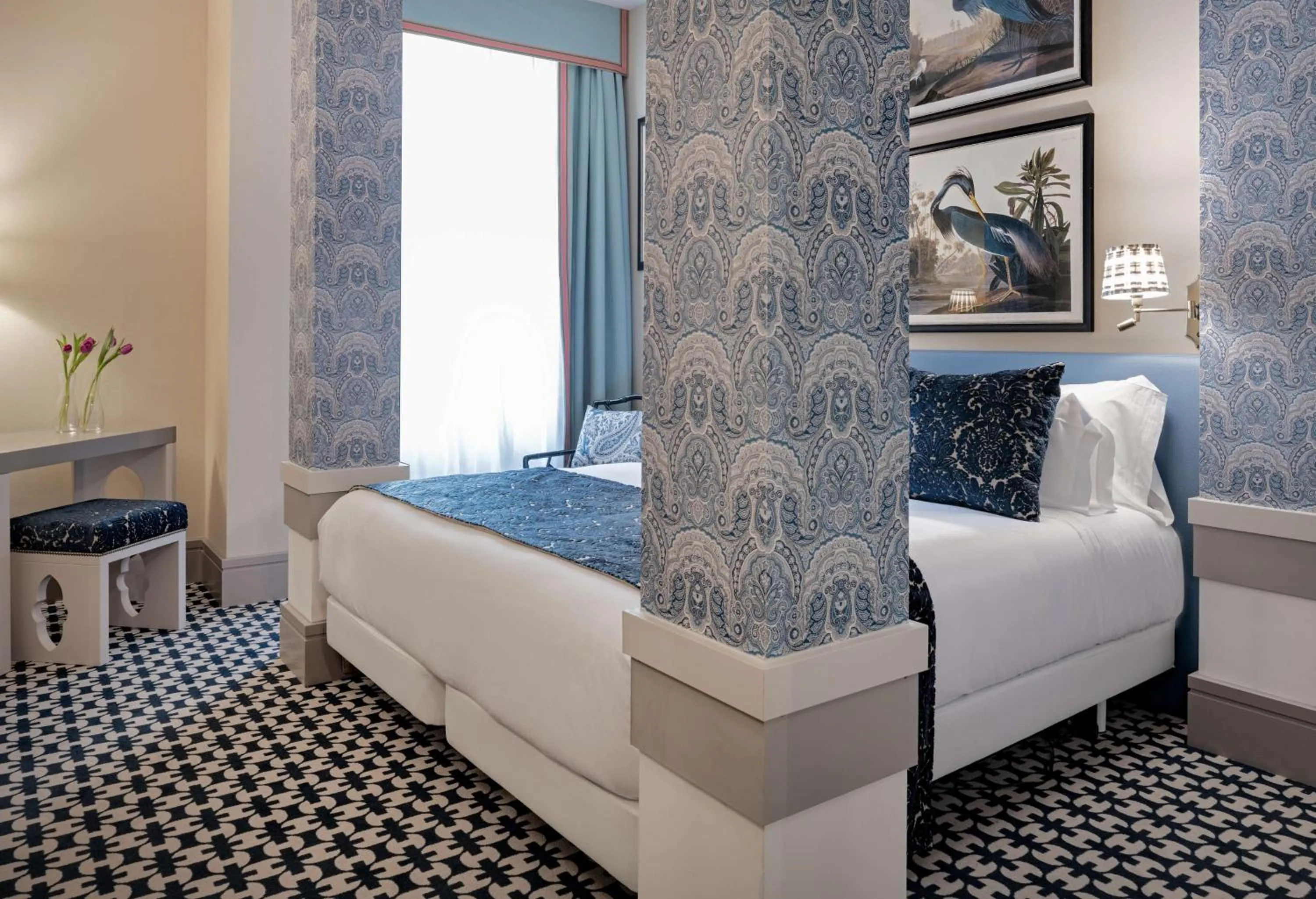 Photo of the whole room, Bed in NH Collection Colón Valencia