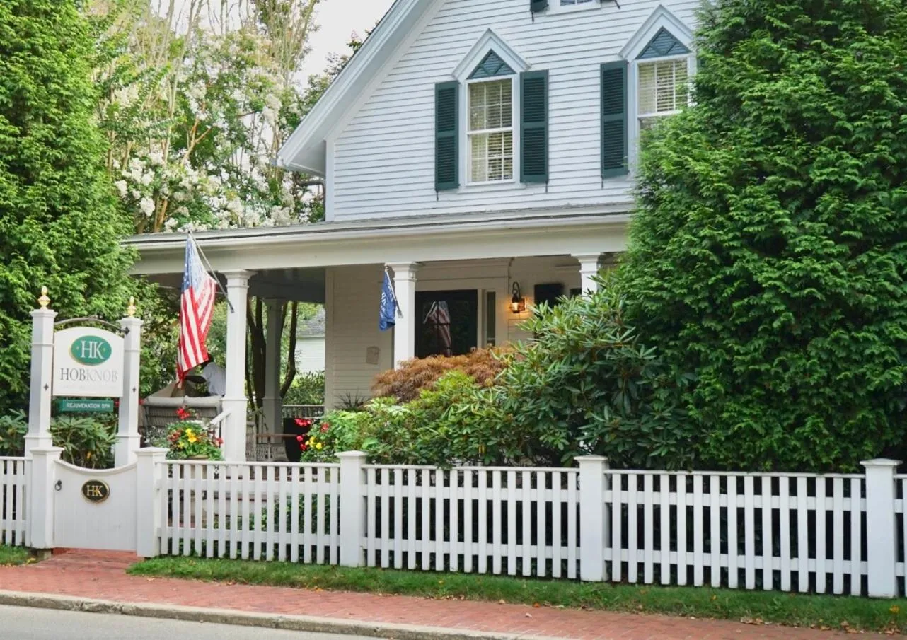 Facade/entrance in Hob Knob