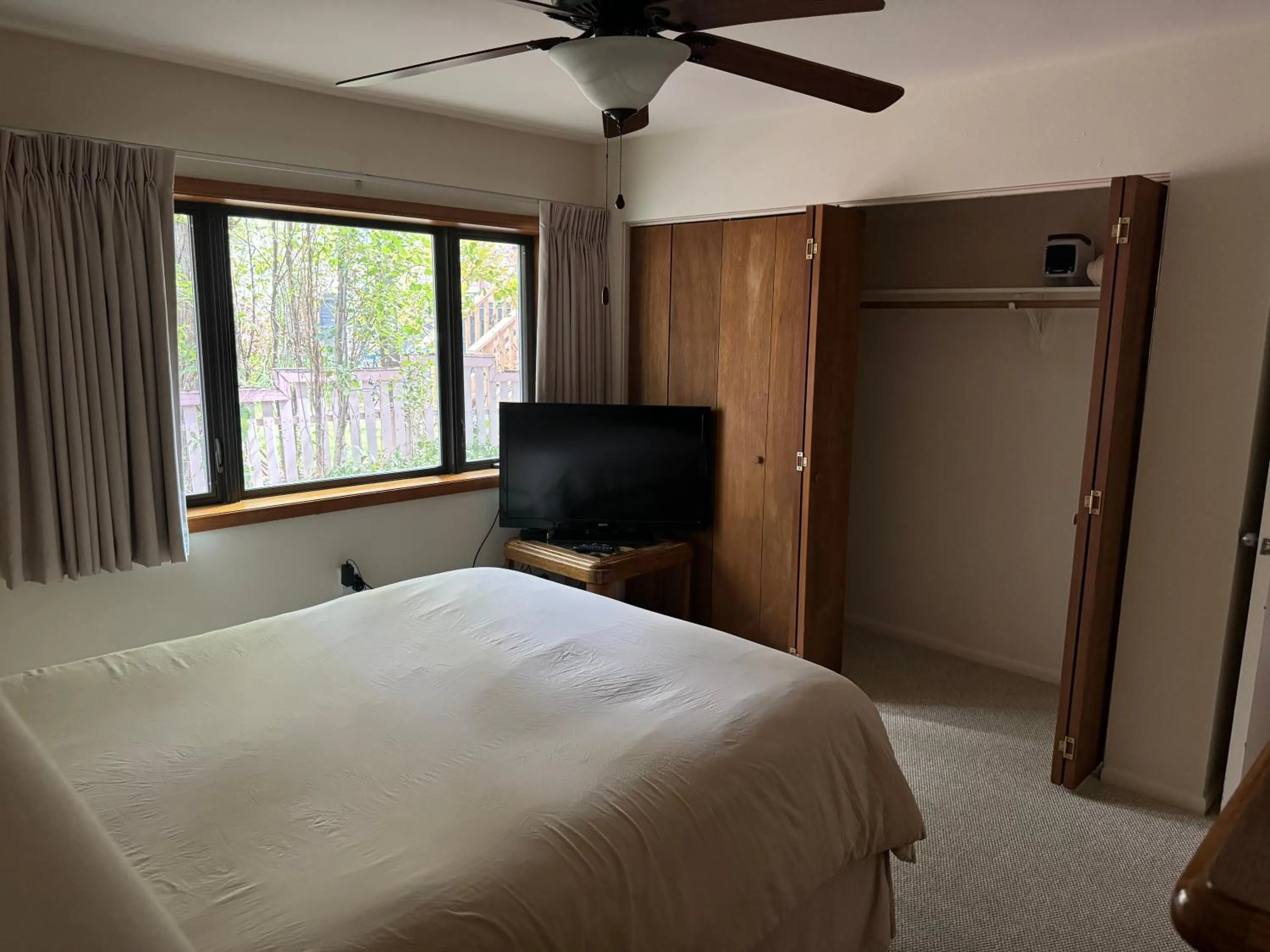 Bed in Shadow Mountain Lodge