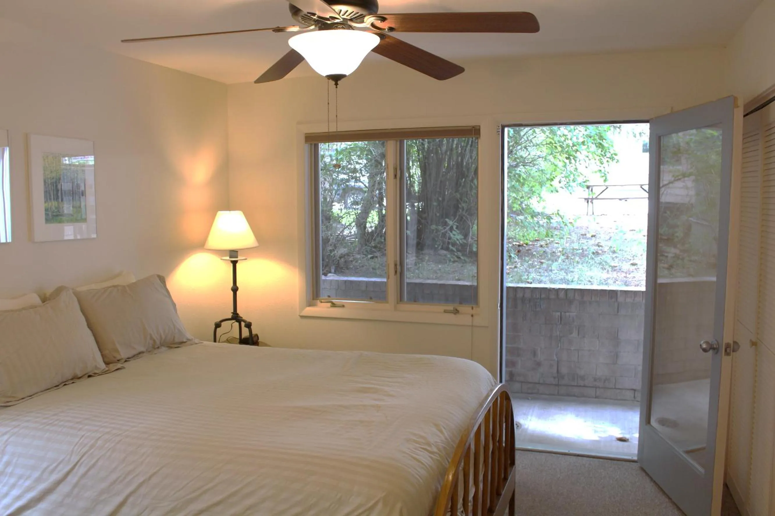 Photo of the whole room, Bed in Shadow Mountain Lodge