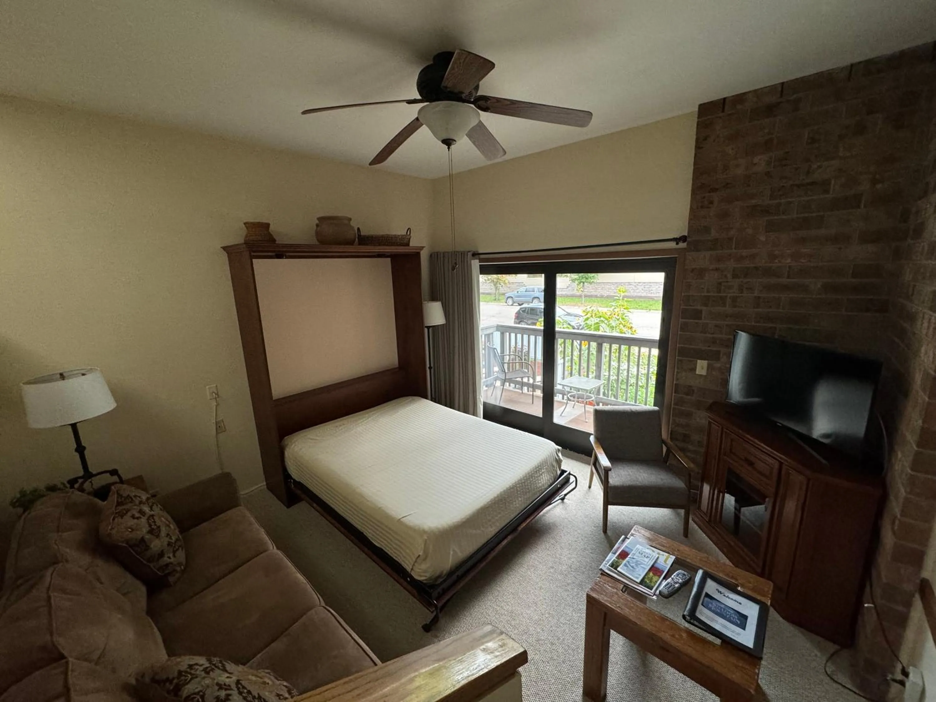 Bed in Shadow Mountain Lodge