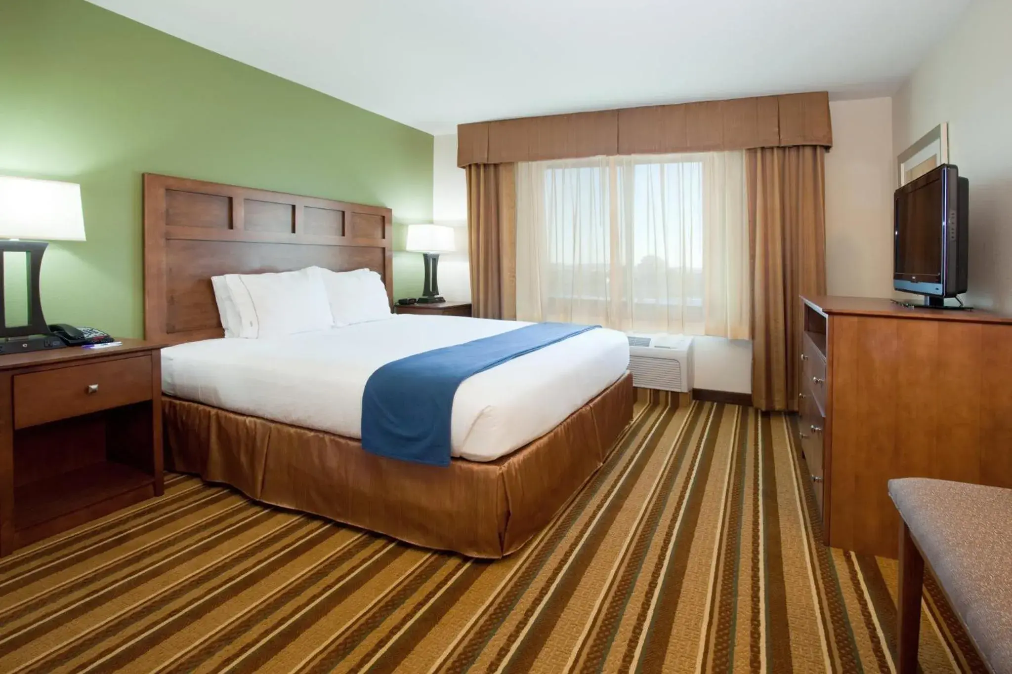 Photo of the whole room, Bed in Holiday Inn Express and Suites Los Alamos Entrada Park by IHG Photo of the whole room, Bed in Holiday Inn Express and Suites Los Alamos Entrada Park by IHG