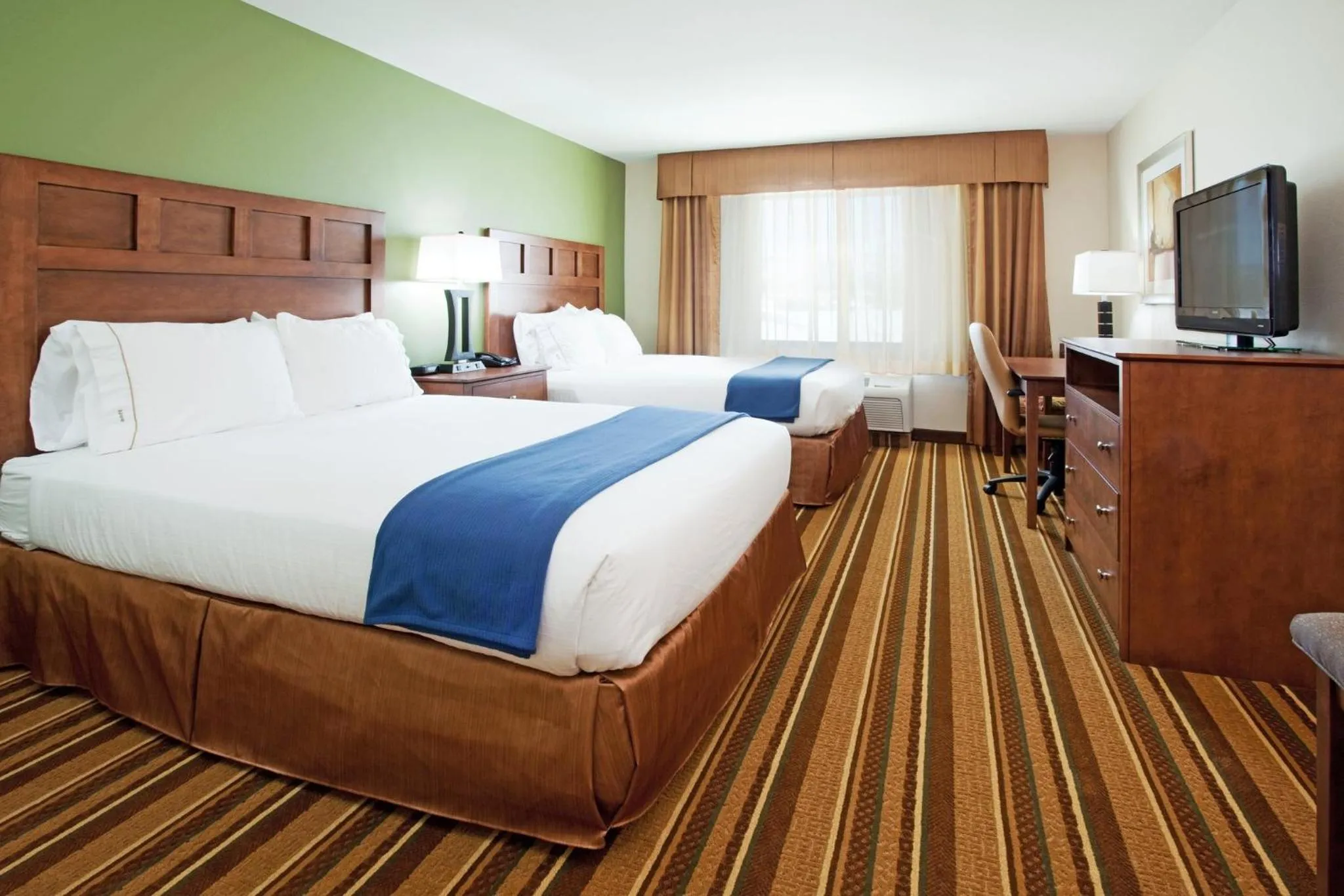 Photo of the whole room, Bed in Holiday Inn Express and Suites Los Alamos Entrada Park by IHG