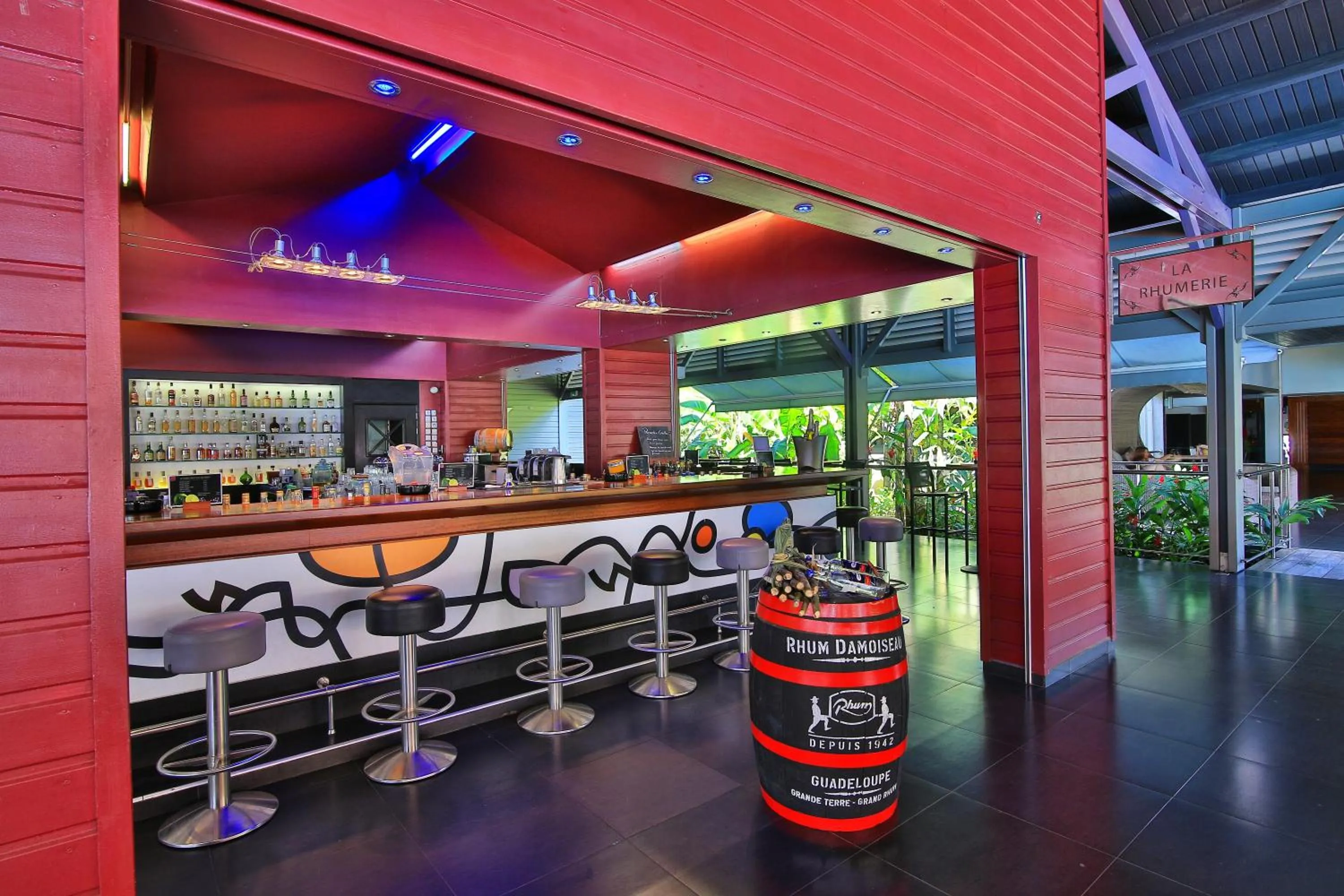 Lounge or bar in La Creole Beach Hotel & Spa