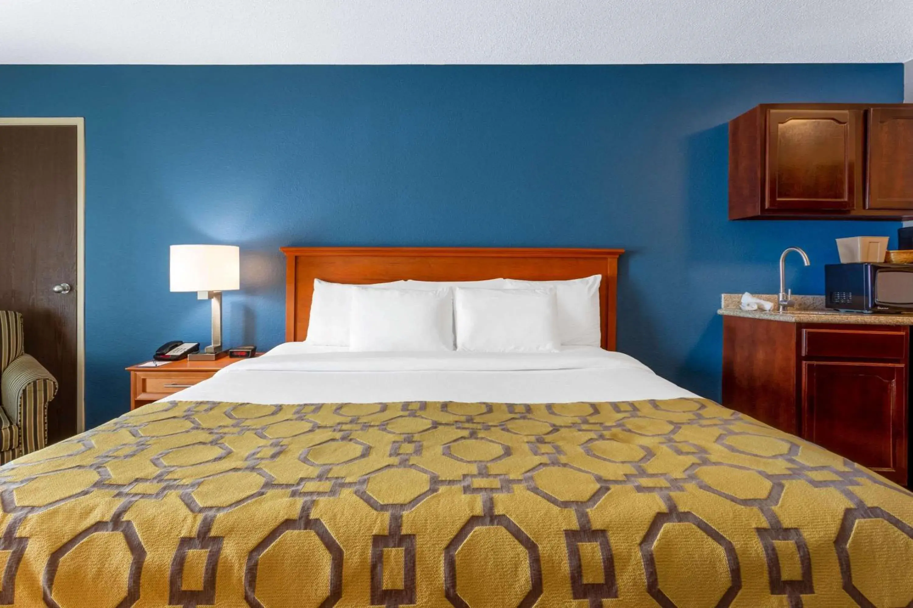 Photo of the whole room, Bed in Baymont by Wyndham Rochester Mayo Clinic Area Photo of the whole room, Bed in Baymont by Wyndham Rochester Mayo Clinic Area