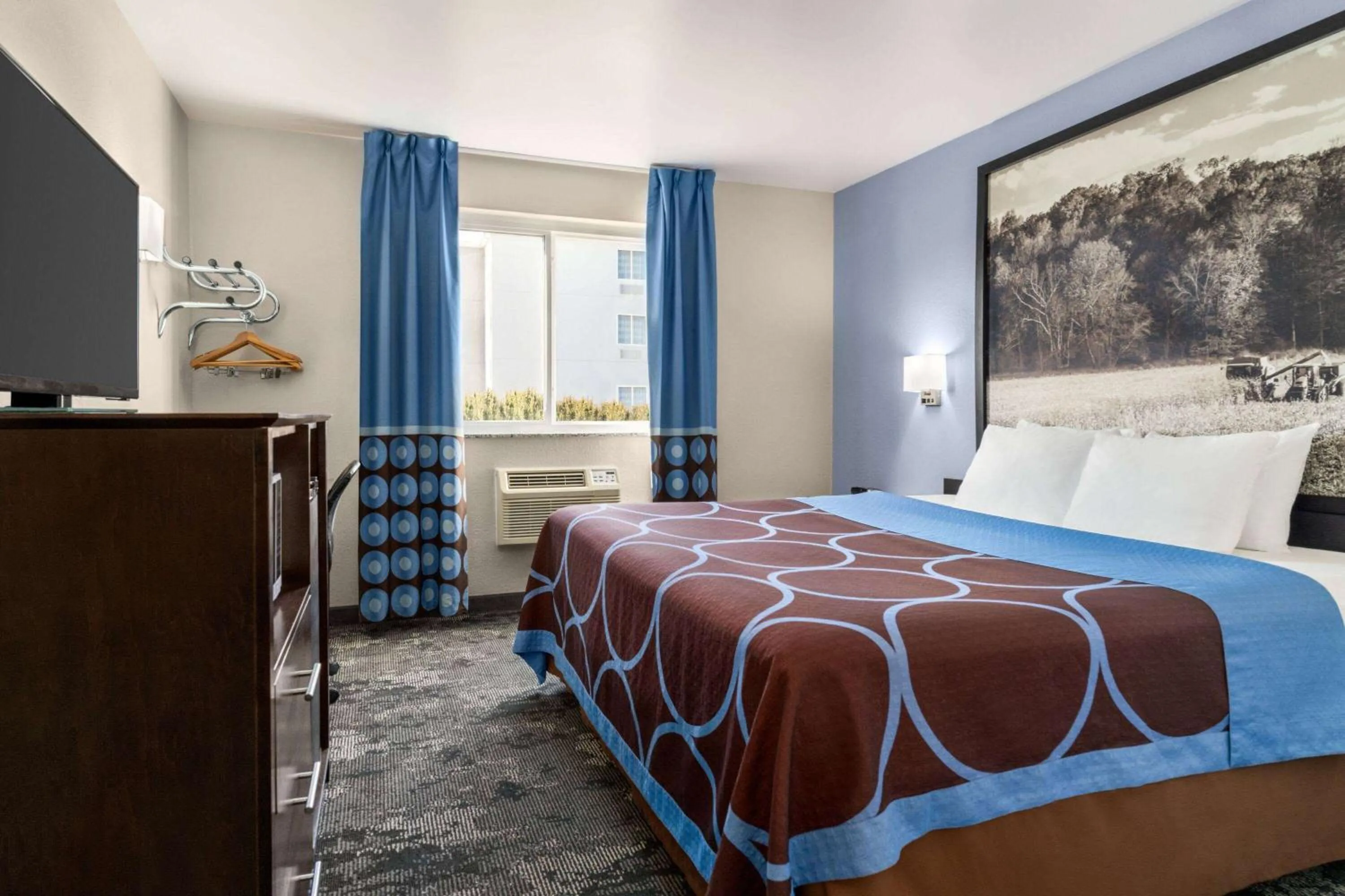 Photo of the whole room, Bed in Super 8 by Wyndham Columbus Edinburgh