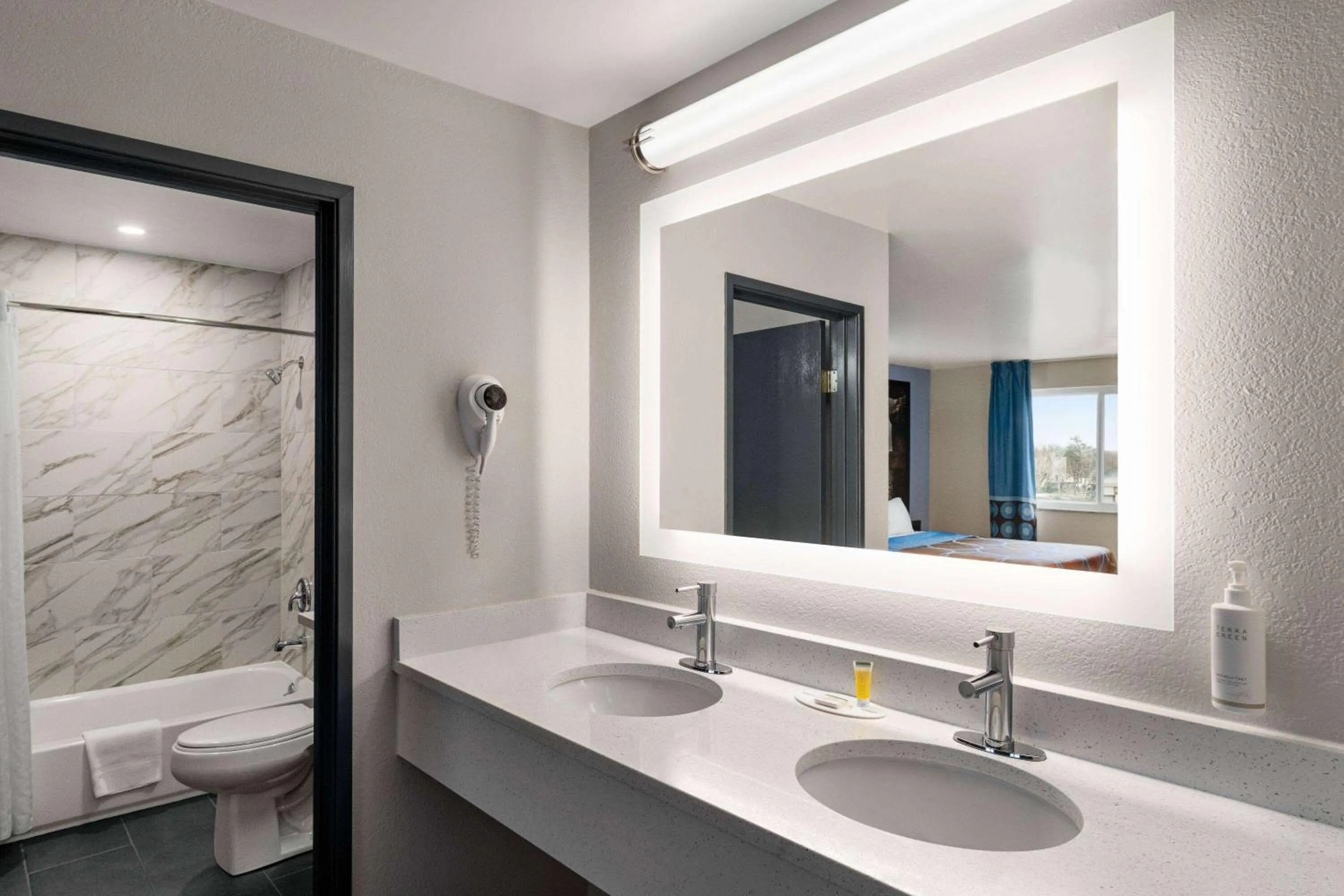 TV and multimedia in Super 8 by Wyndham Columbus Edinburgh