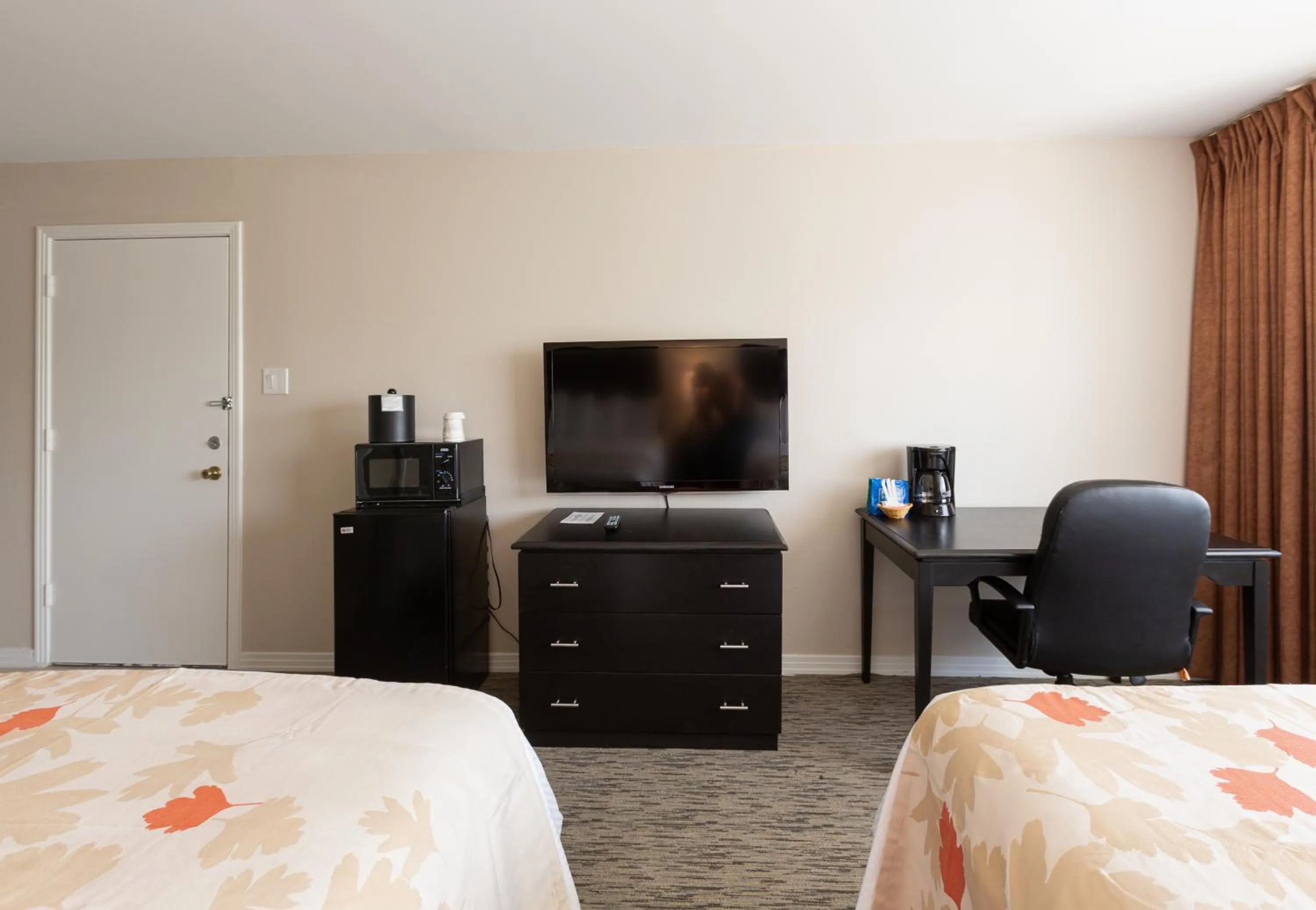 TV and multimedia, Bed in Value Suites Extended Stay - Arlington