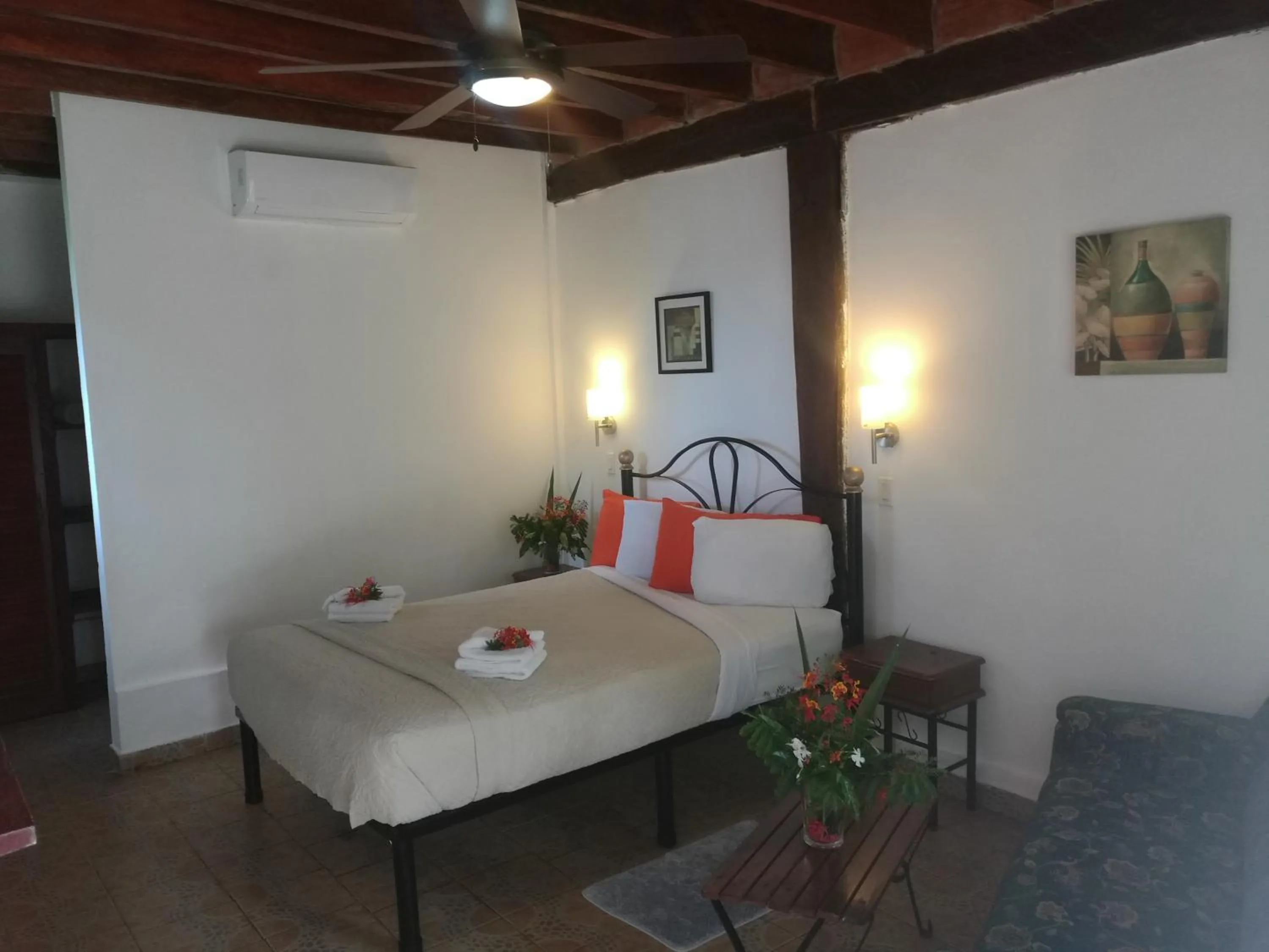 Bathroom, Bed in Hotel Gerald