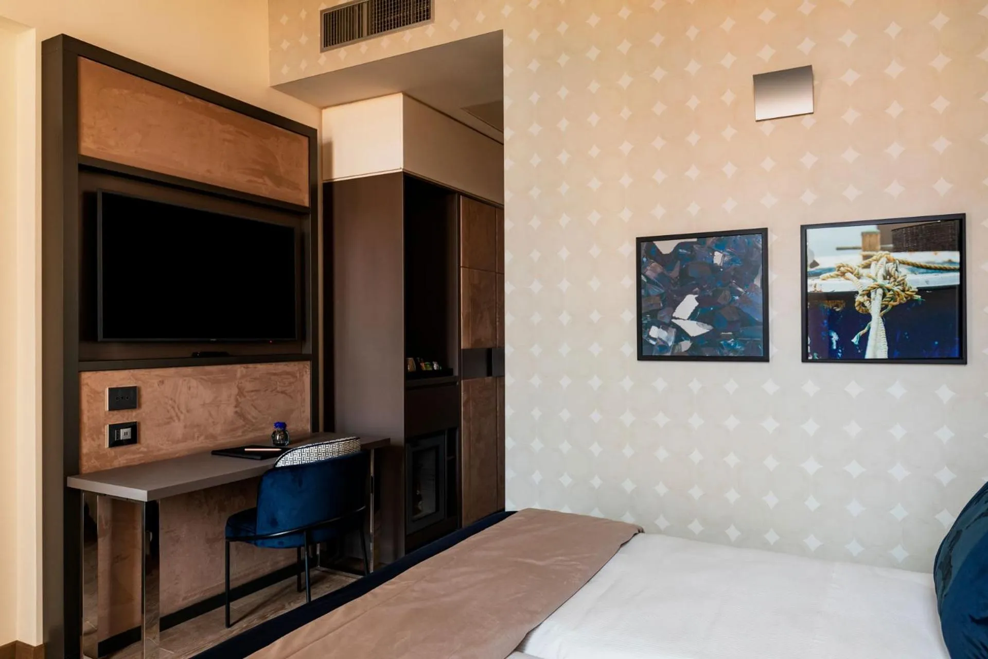 TV and multimedia, Bed in Amadomus Luxury Suites