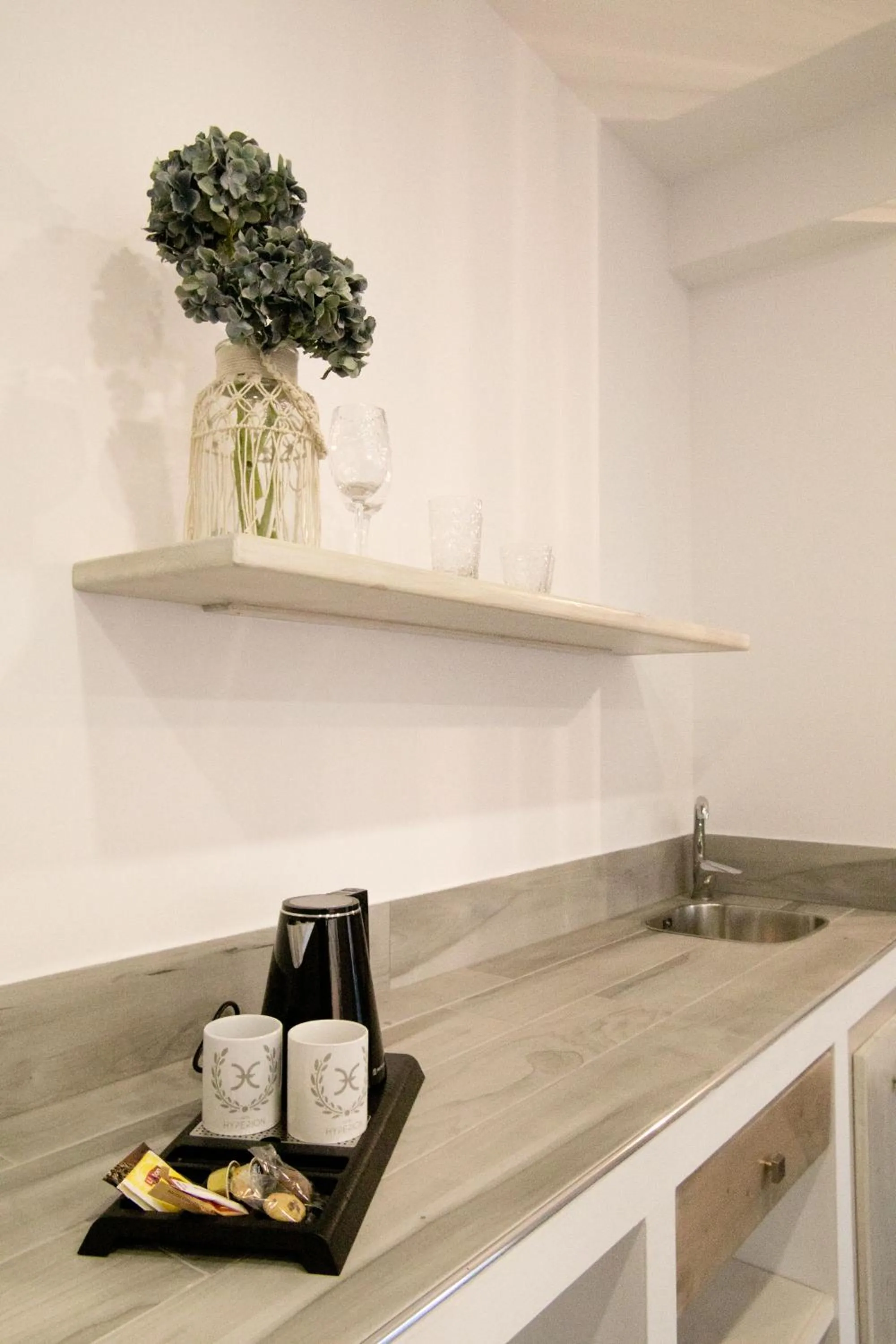 Coffee/tea facilities in Hyperion Hotel