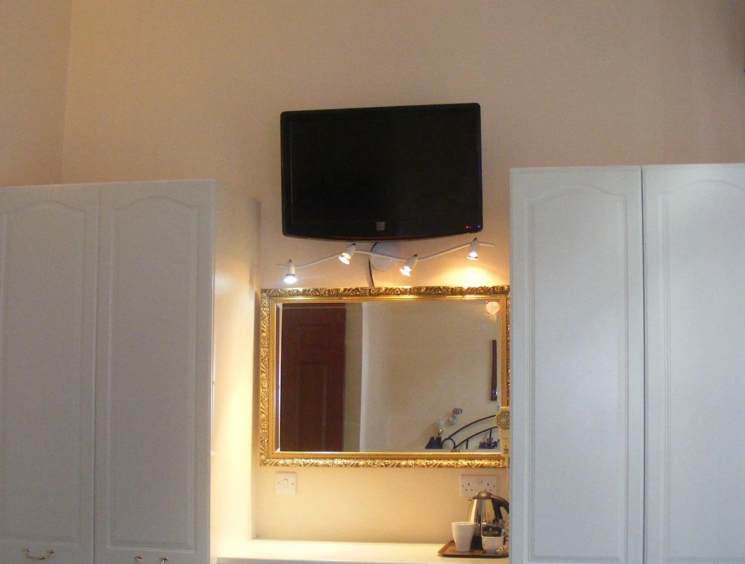 TV and multimedia in Mermaid Suite Hotel