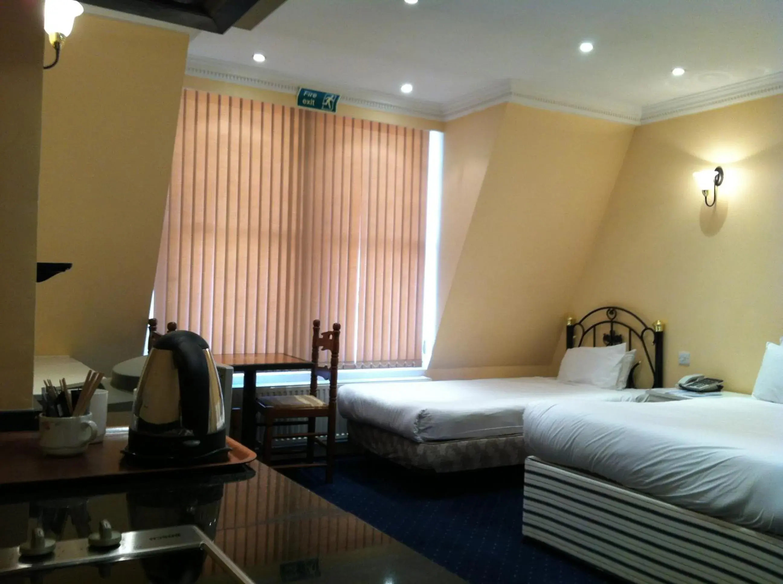 Coffee/tea facilities, Bed in Mermaid Suite Hotel Coffee/tea facilities, Bed in Mermaid Suite Hotel