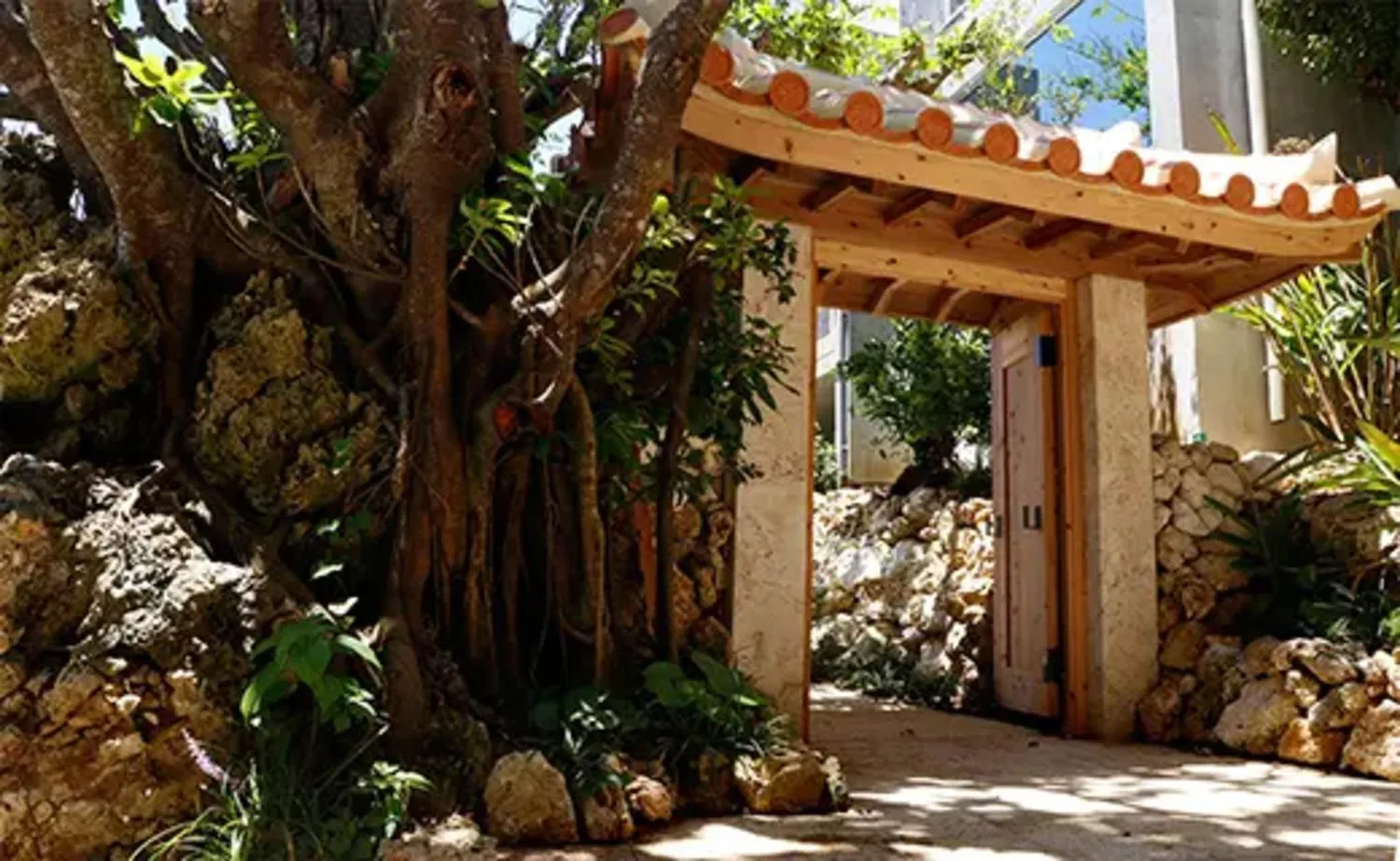 Property building in Hyakunagaran