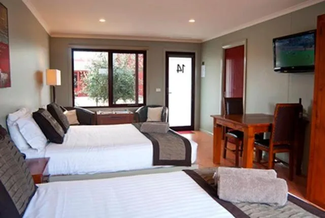 Photo of the whole room, Bed in Bairnsdale Motel