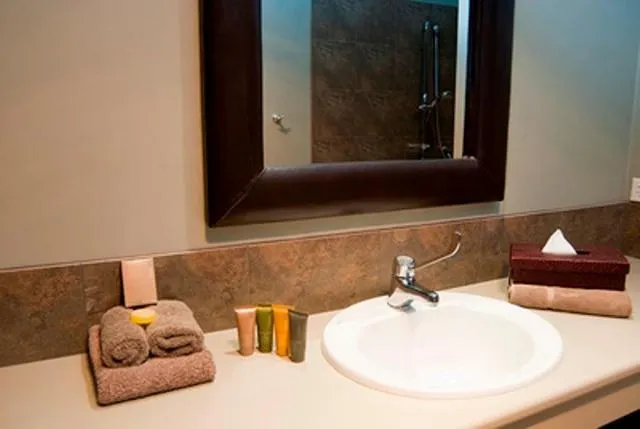 Bathroom in Bairnsdale Motel