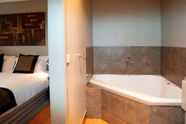 Bathroom, Bed in Bairnsdale Motel