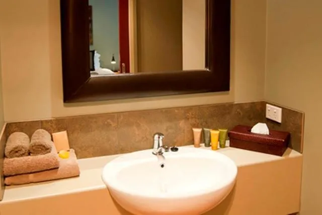 Bathroom in Bairnsdale Motel