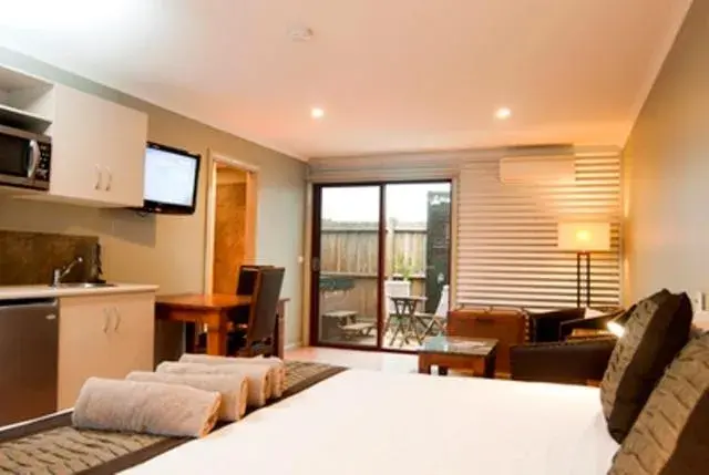 King Room with Private Patio in Bairnsdale Motel King Room with Private Patio in Bairnsdale Motel