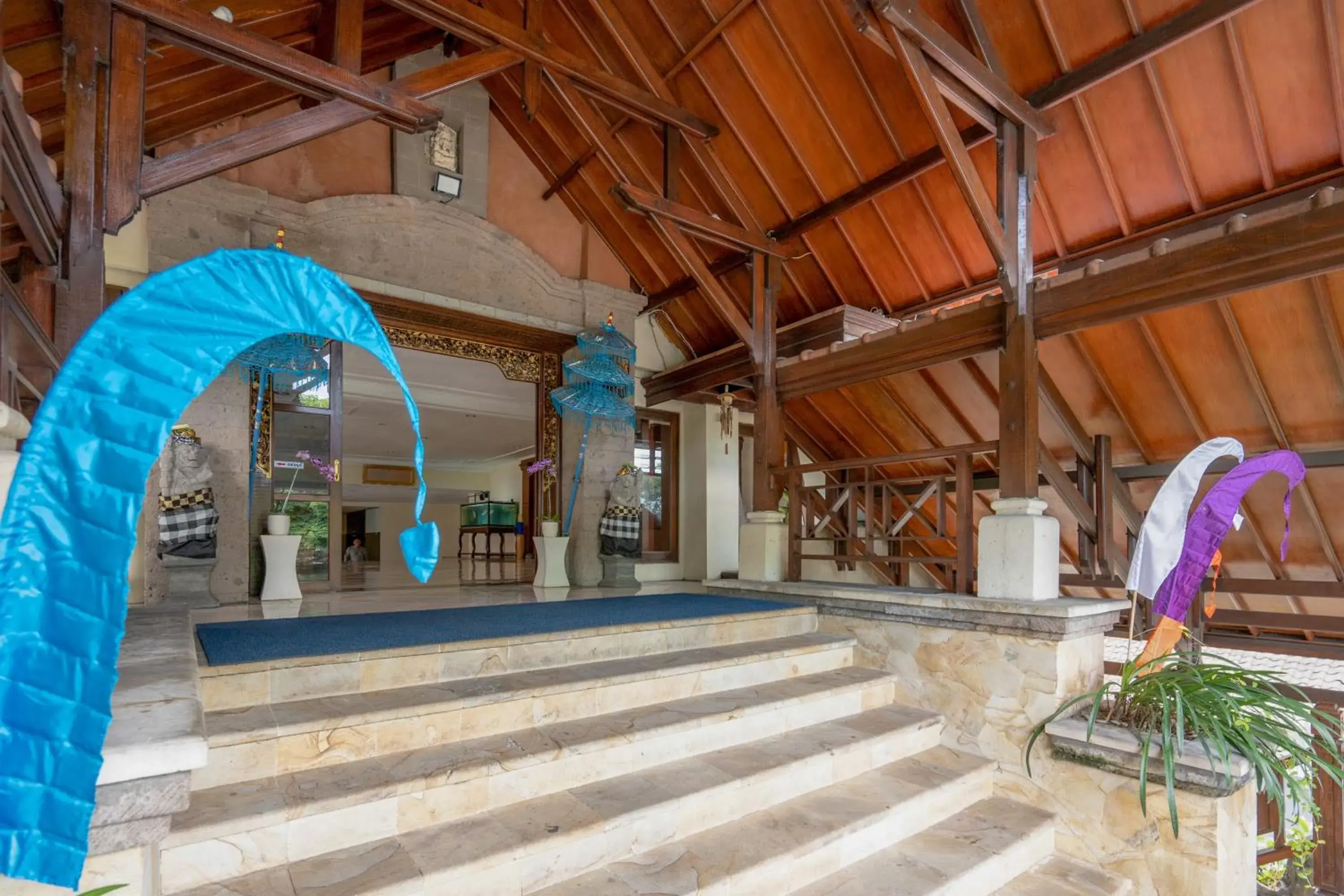 Facade/entrance in RedDoorz Plus at Mahajaya Hotel Denpasar Facade/entrance in RedDoorz Plus at Mahajaya Hotel Denpasar