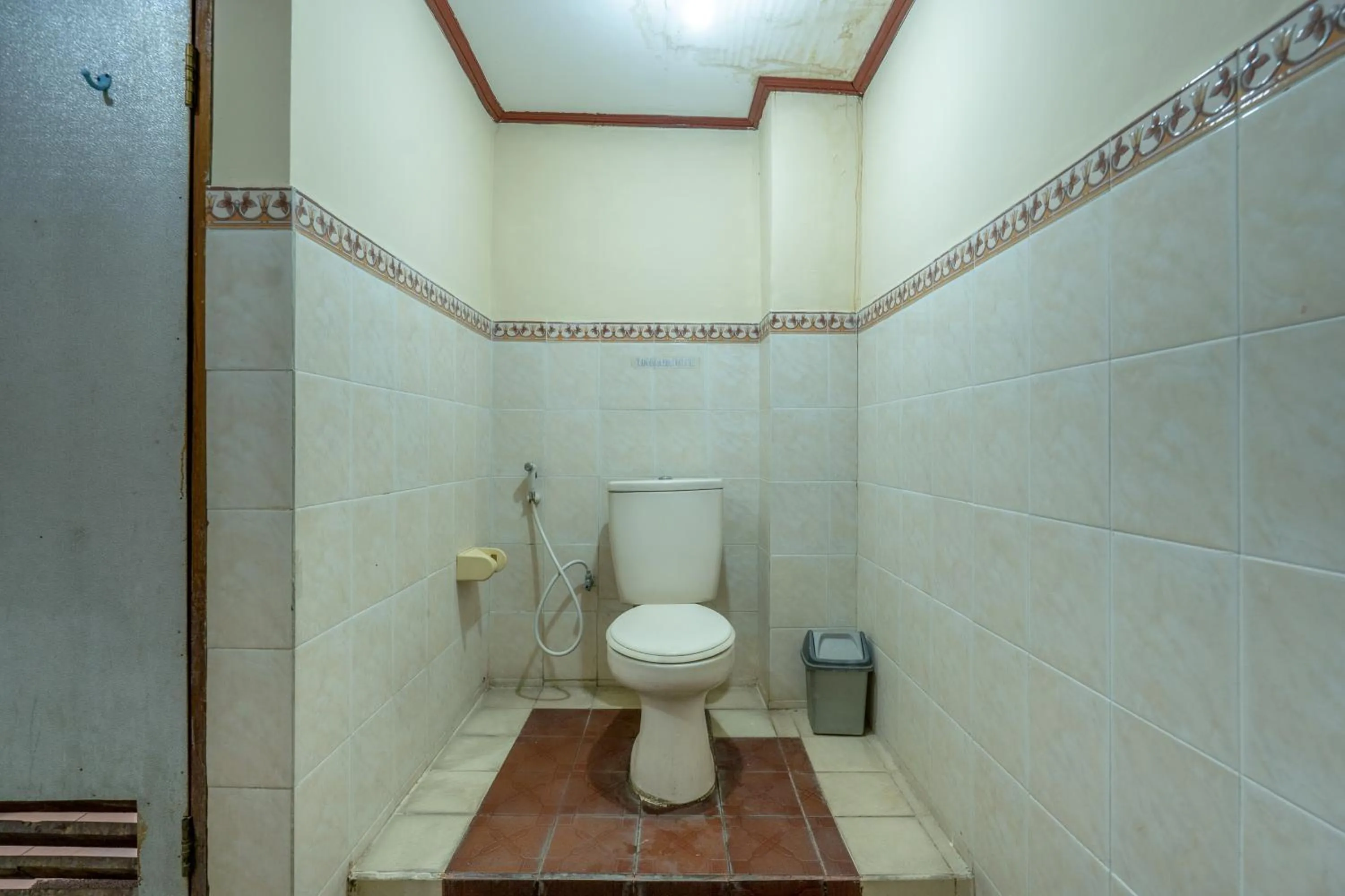 Bathroom in RedDoorz Plus at Mahajaya Hotel Denpasar