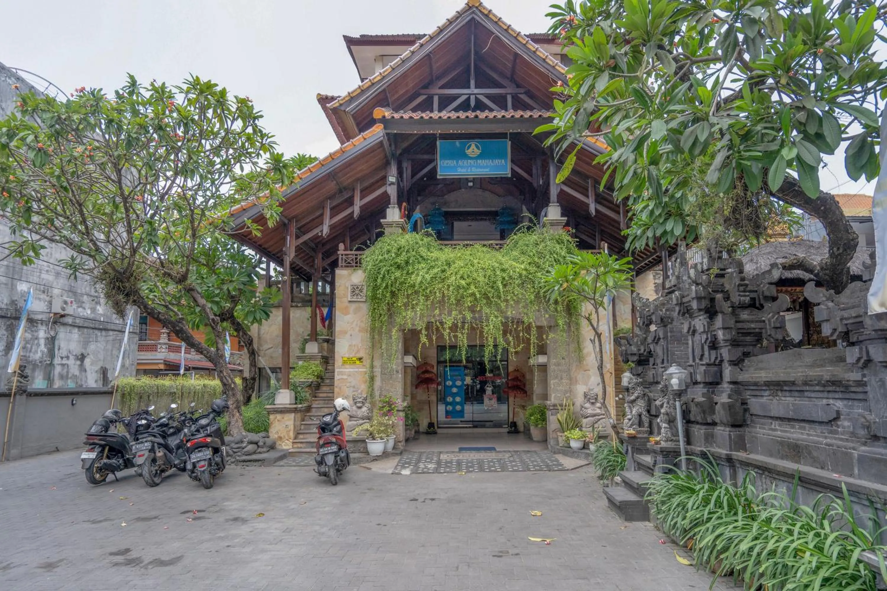Facade/entrance in RedDoorz Plus at Mahajaya Hotel Denpasar