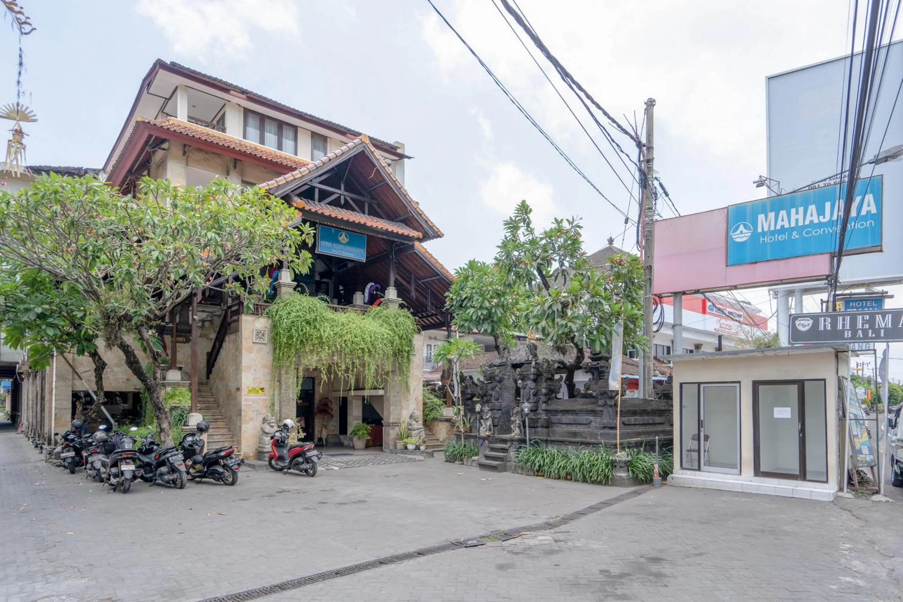 Facade/entrance in RedDoorz Plus at Mahajaya Hotel Denpasar