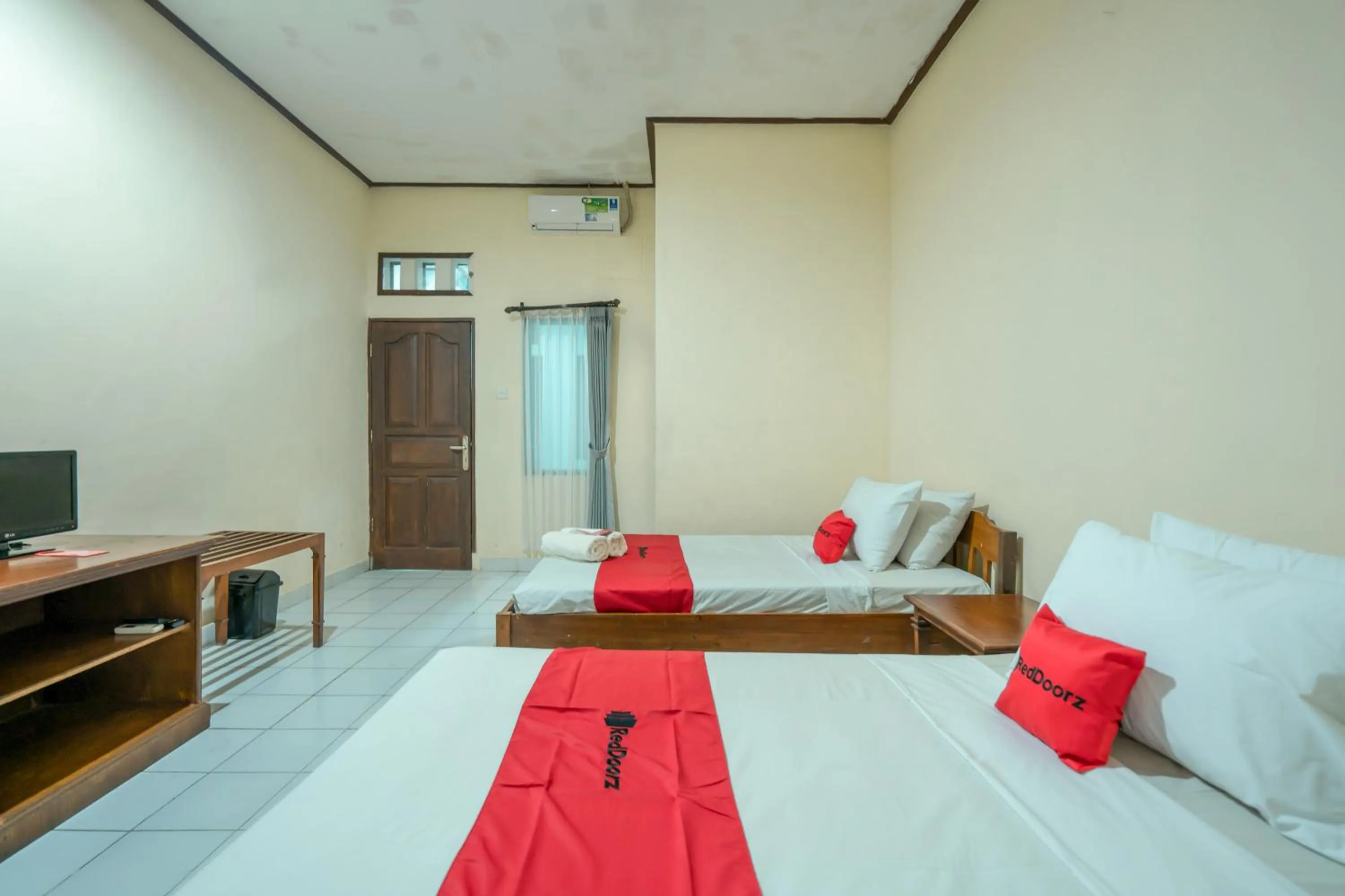 Bedroom in RedDoorz Plus at Mahajaya Hotel Denpasar