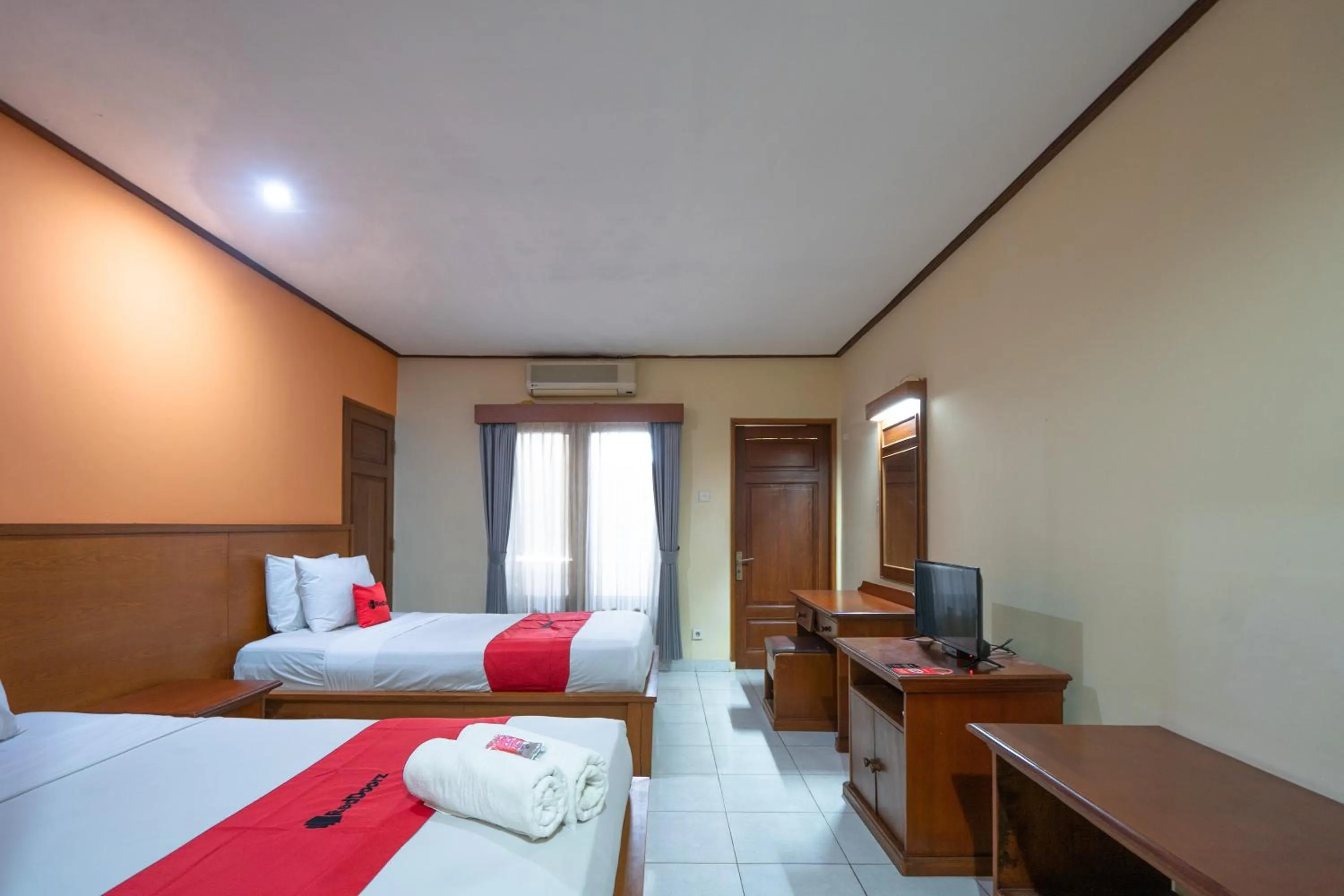 Bedroom in RedDoorz Plus at Mahajaya Hotel Denpasar
