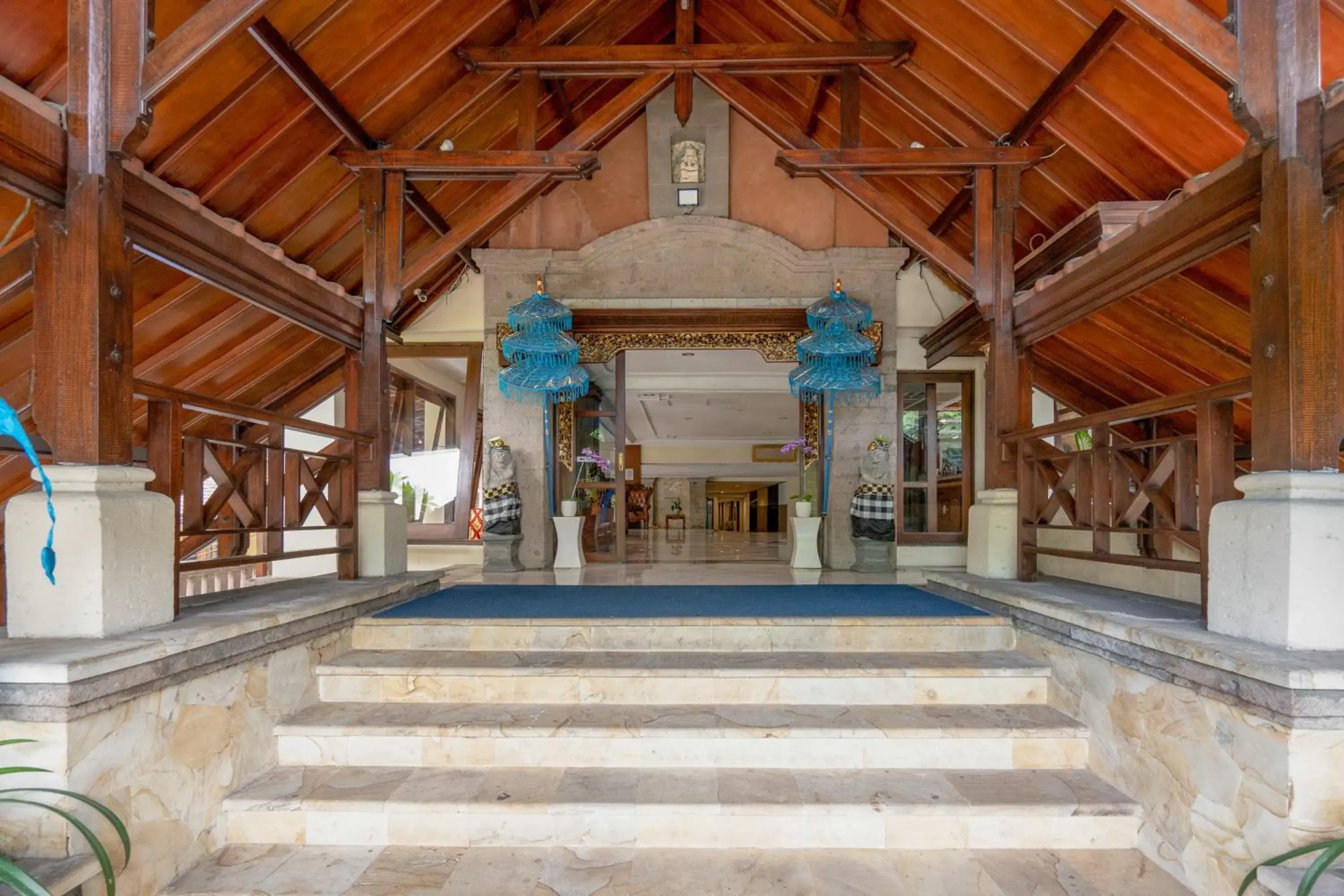 Facade/entrance in RedDoorz Plus at Mahajaya Hotel Denpasar Facade/entrance in RedDoorz Plus at Mahajaya Hotel Denpasar