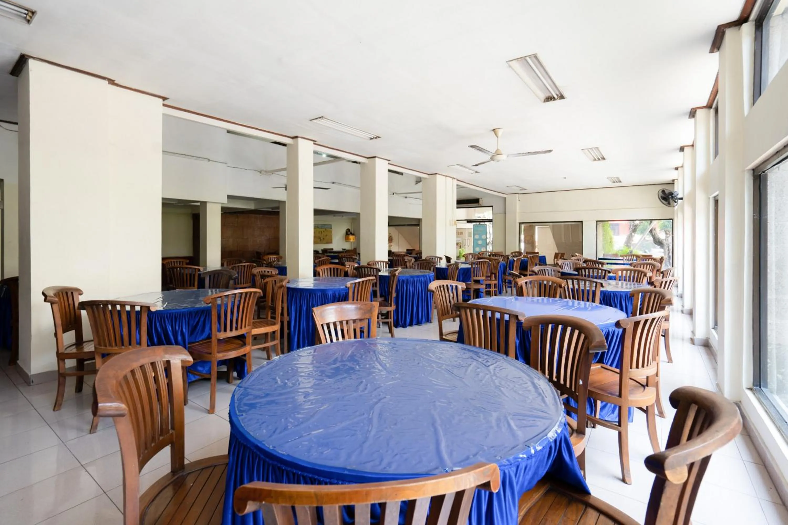 Seating area in RedDoorz Plus at Mahajaya Hotel Denpasar
