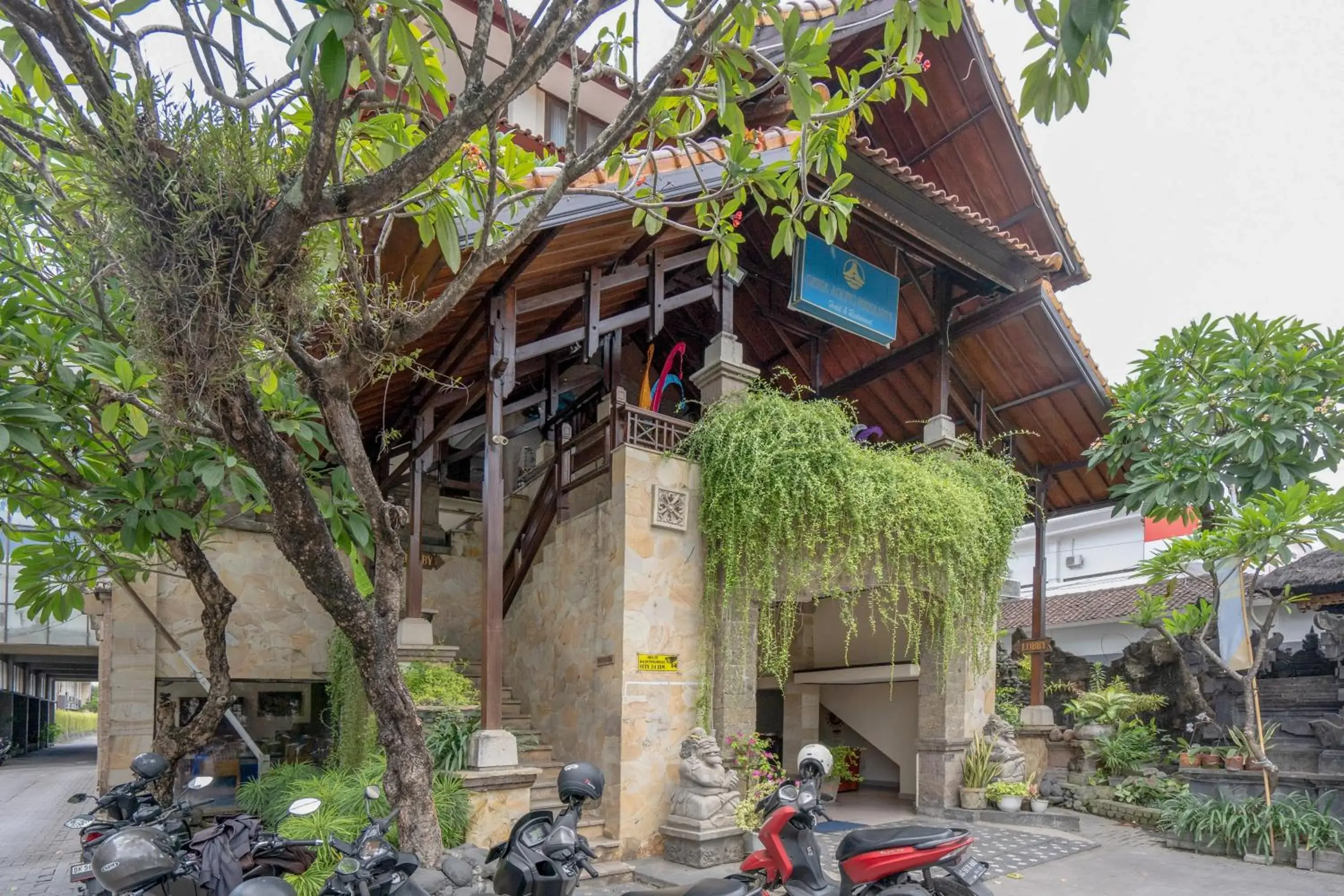 Facade/entrance in RedDoorz Plus at Mahajaya Hotel Denpasar Facade/entrance in RedDoorz Plus at Mahajaya Hotel Denpasar
