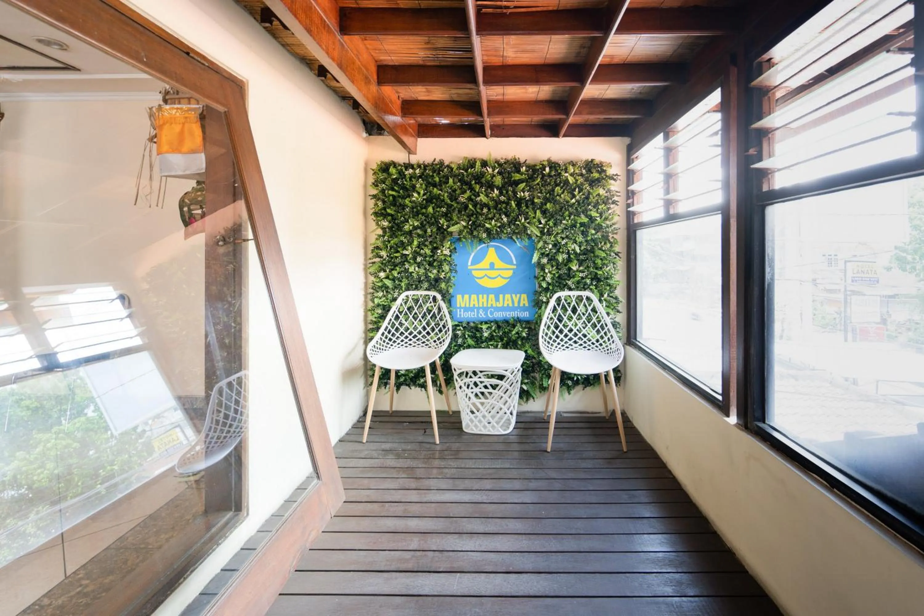 Seating area in RedDoorz Plus at Mahajaya Hotel Denpasar