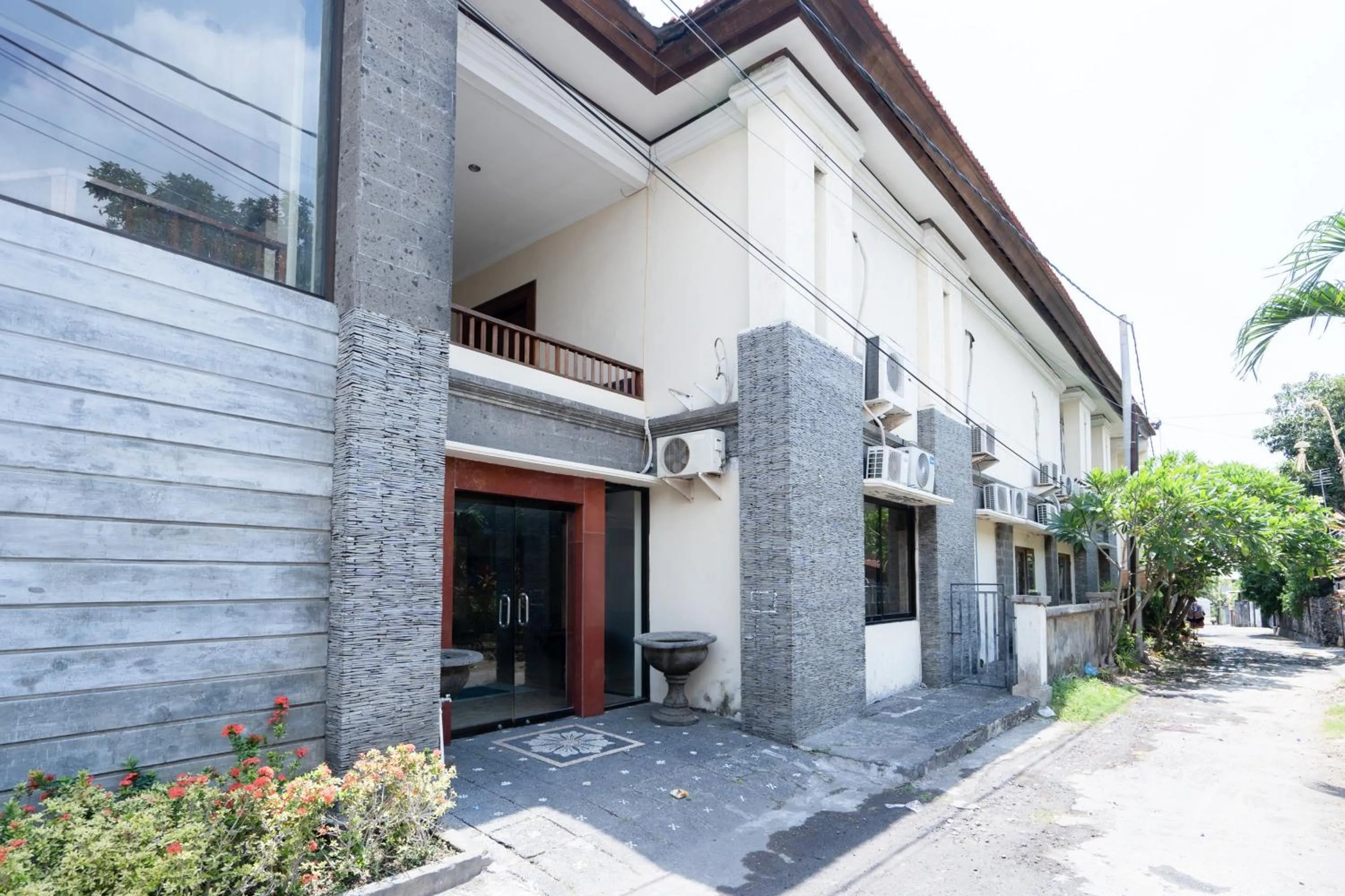 Facade/entrance in RedDoorz Plus at Mahajaya Hotel Denpasar
