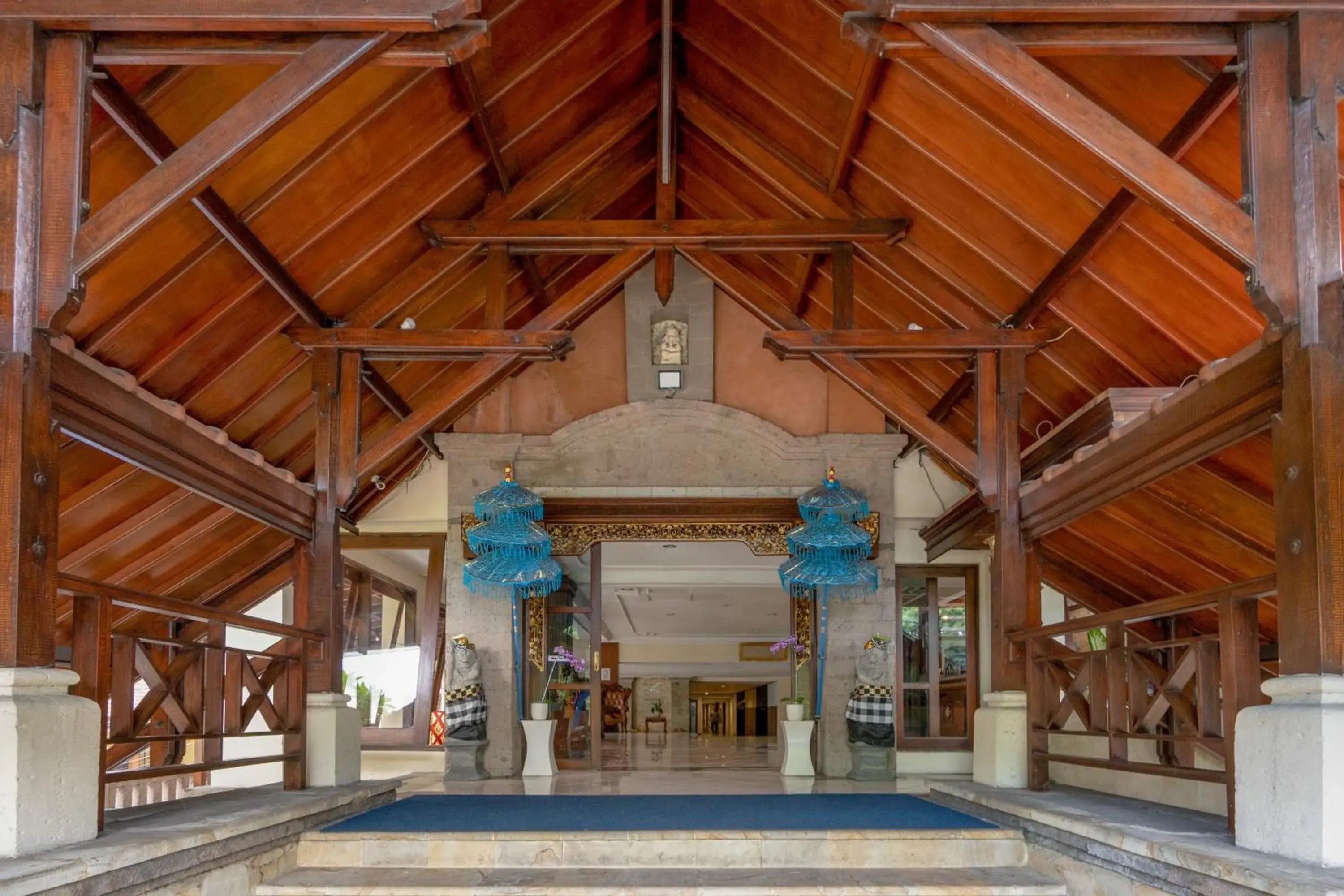 Facade/entrance in RedDoorz Plus at Mahajaya Hotel Denpasar Facade/entrance in RedDoorz Plus at Mahajaya Hotel Denpasar