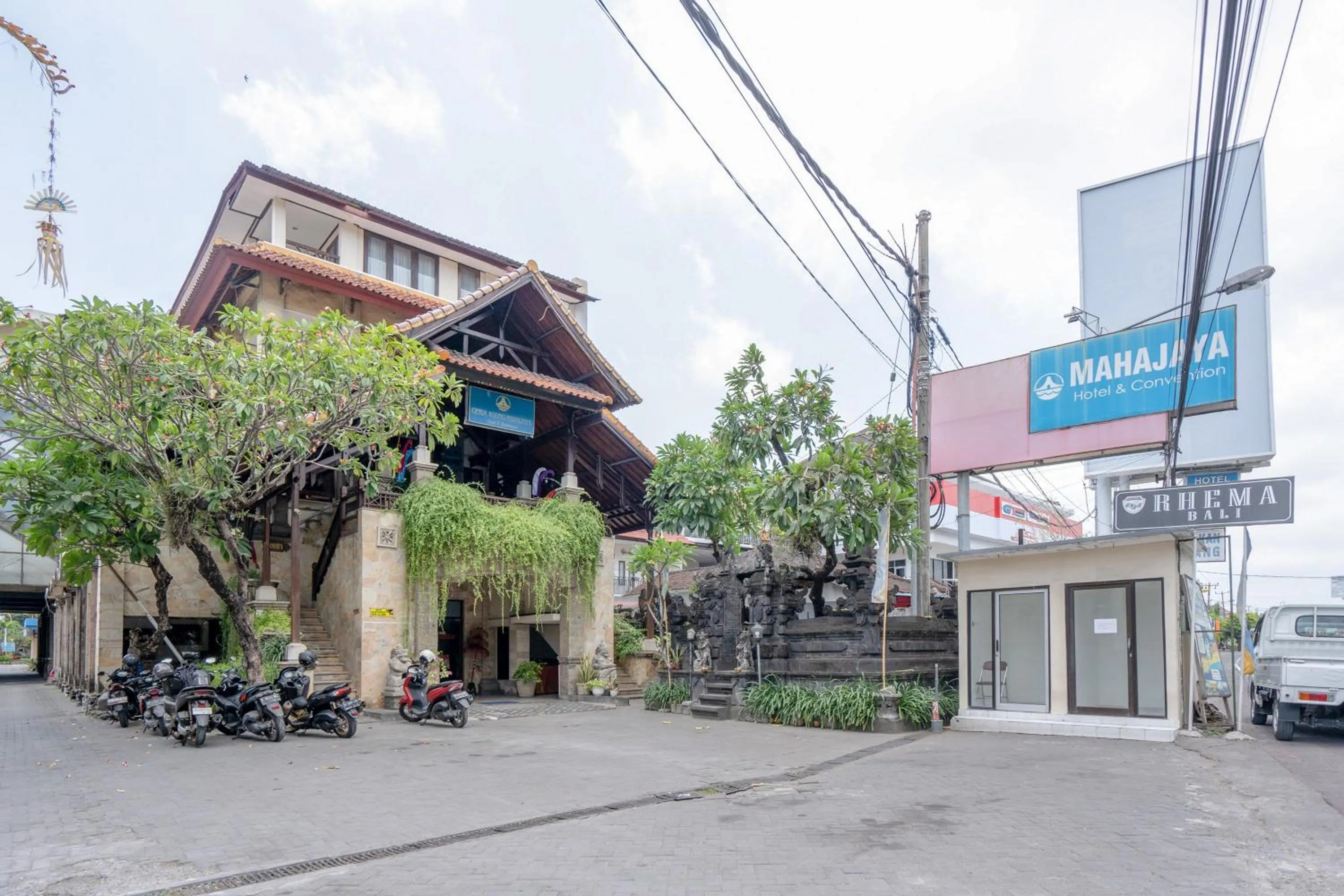 Facade/entrance in RedDoorz Plus at Mahajaya Hotel Denpasar
