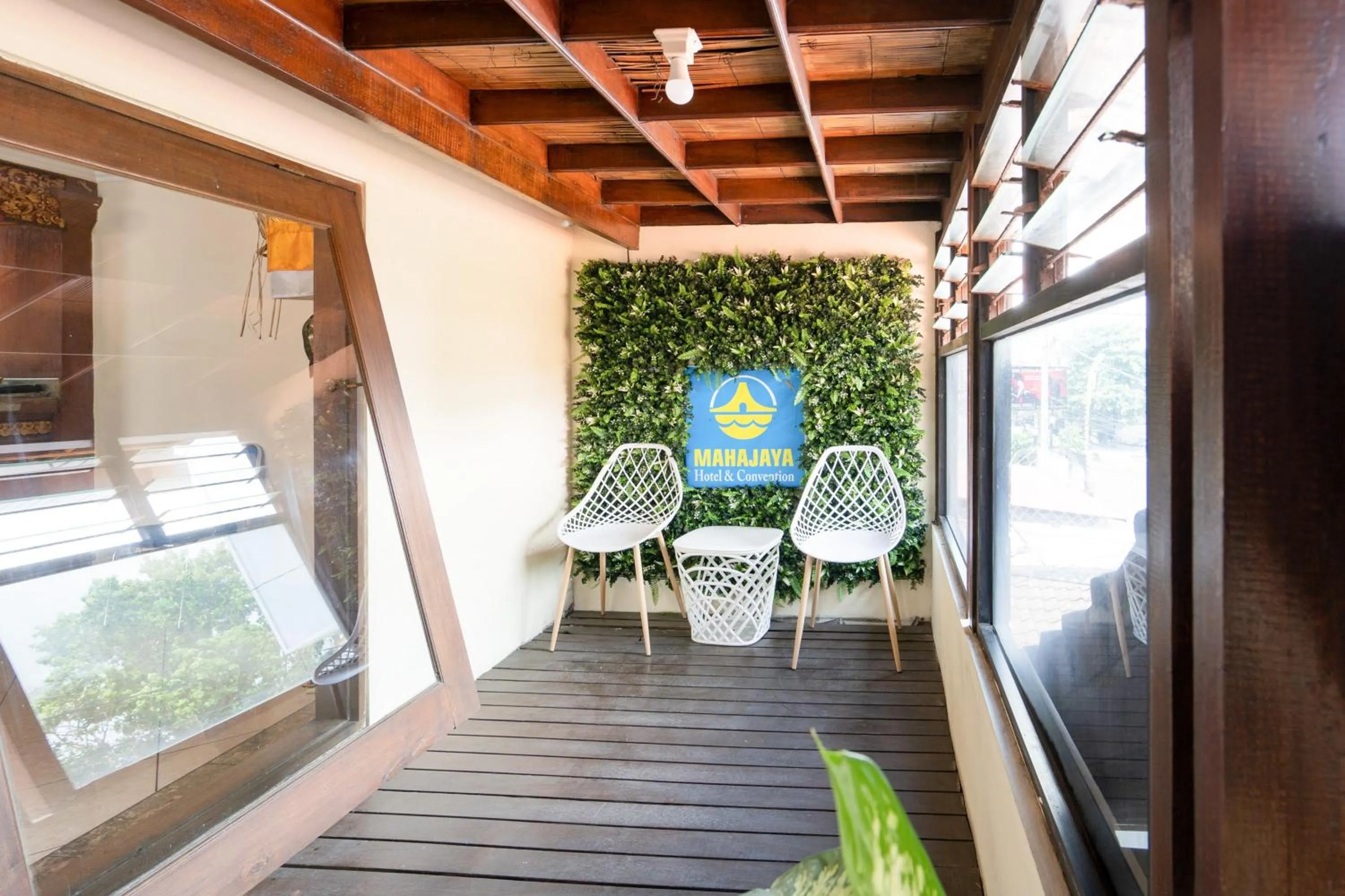 Seating area in RedDoorz Plus at Mahajaya Hotel Denpasar