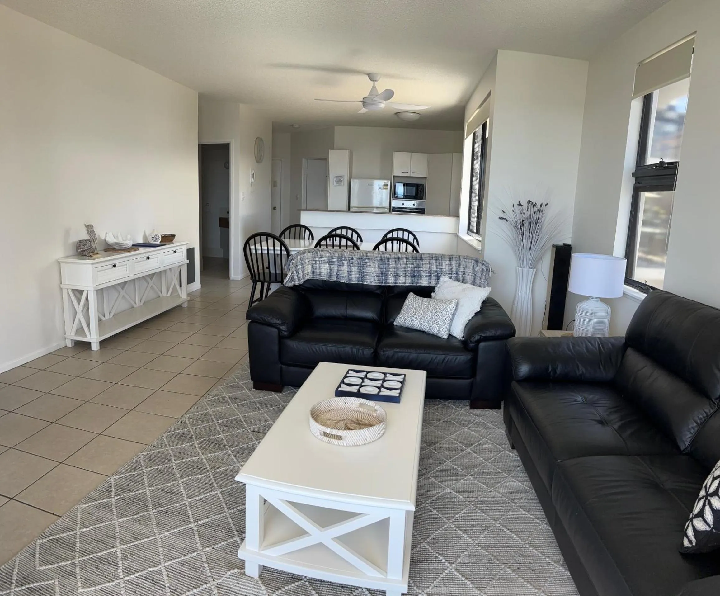 Seating area, Bed in Kings Row Apartments